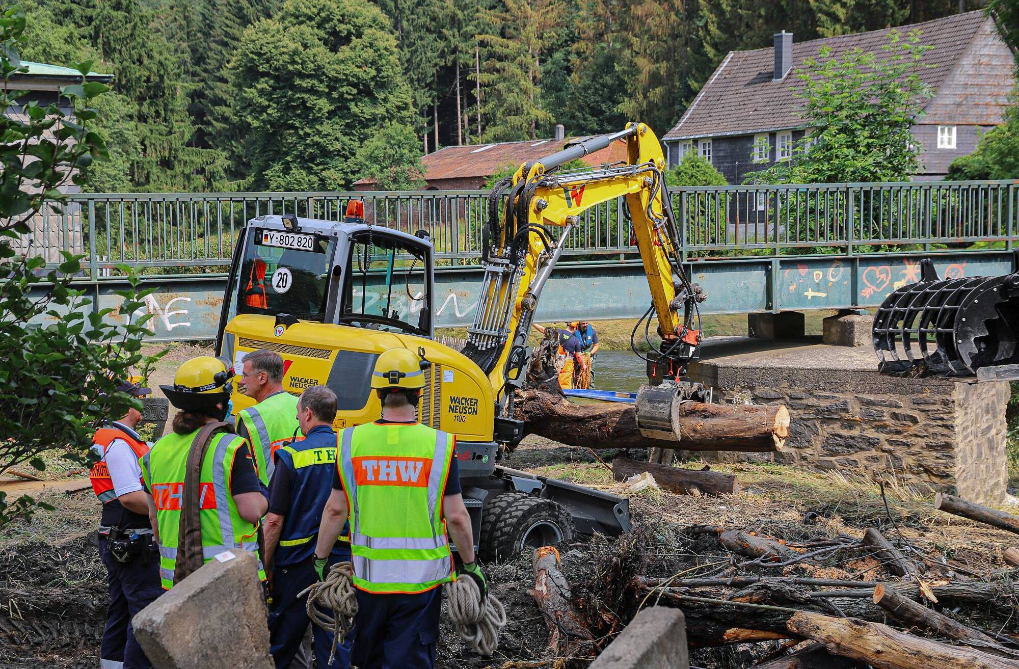  Aufräumarbeiten nach dem Hochwasser im Juli in Beyenburg. 