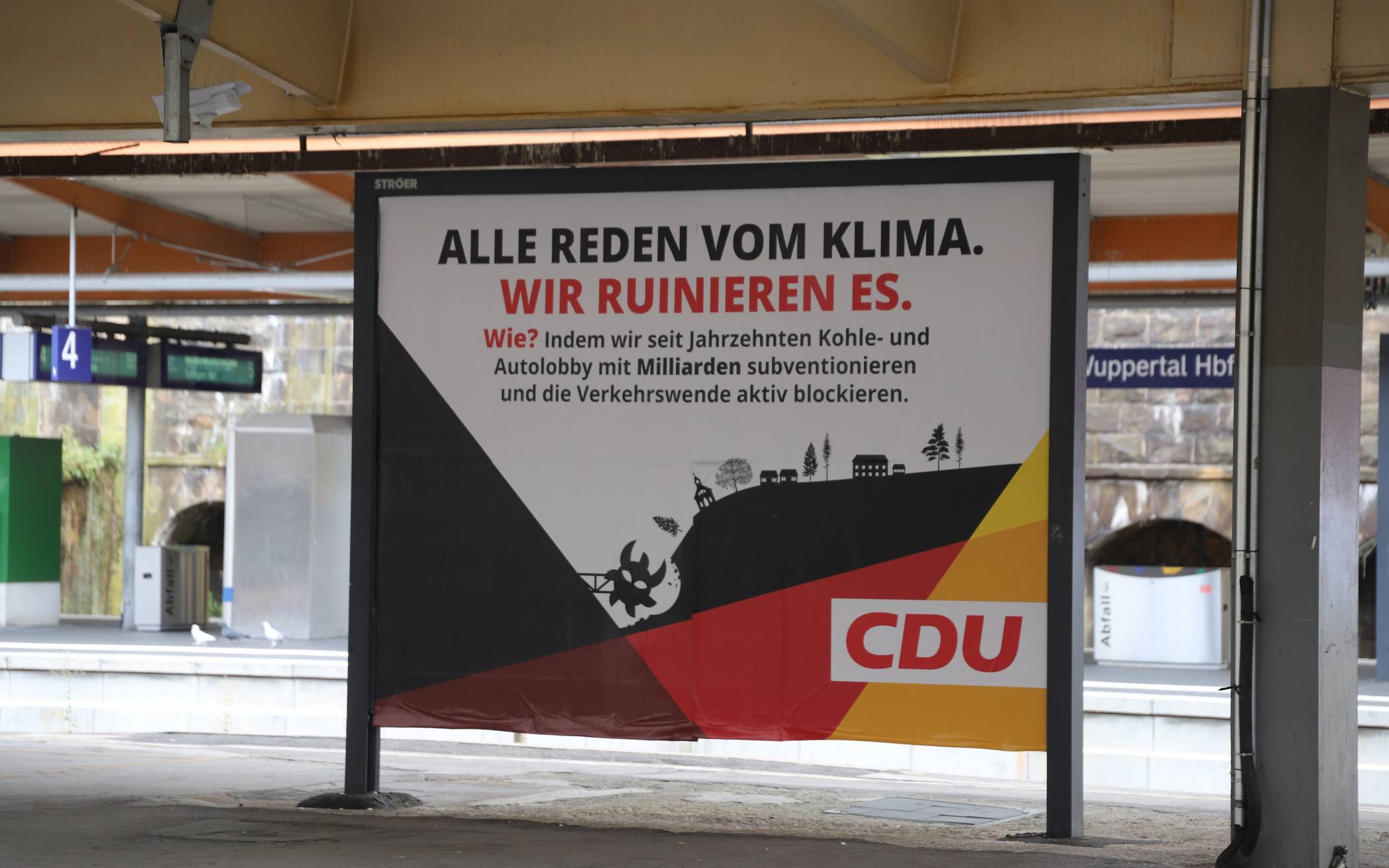 Fake-Plakat im Wuppertaler Hauptbahnhof
