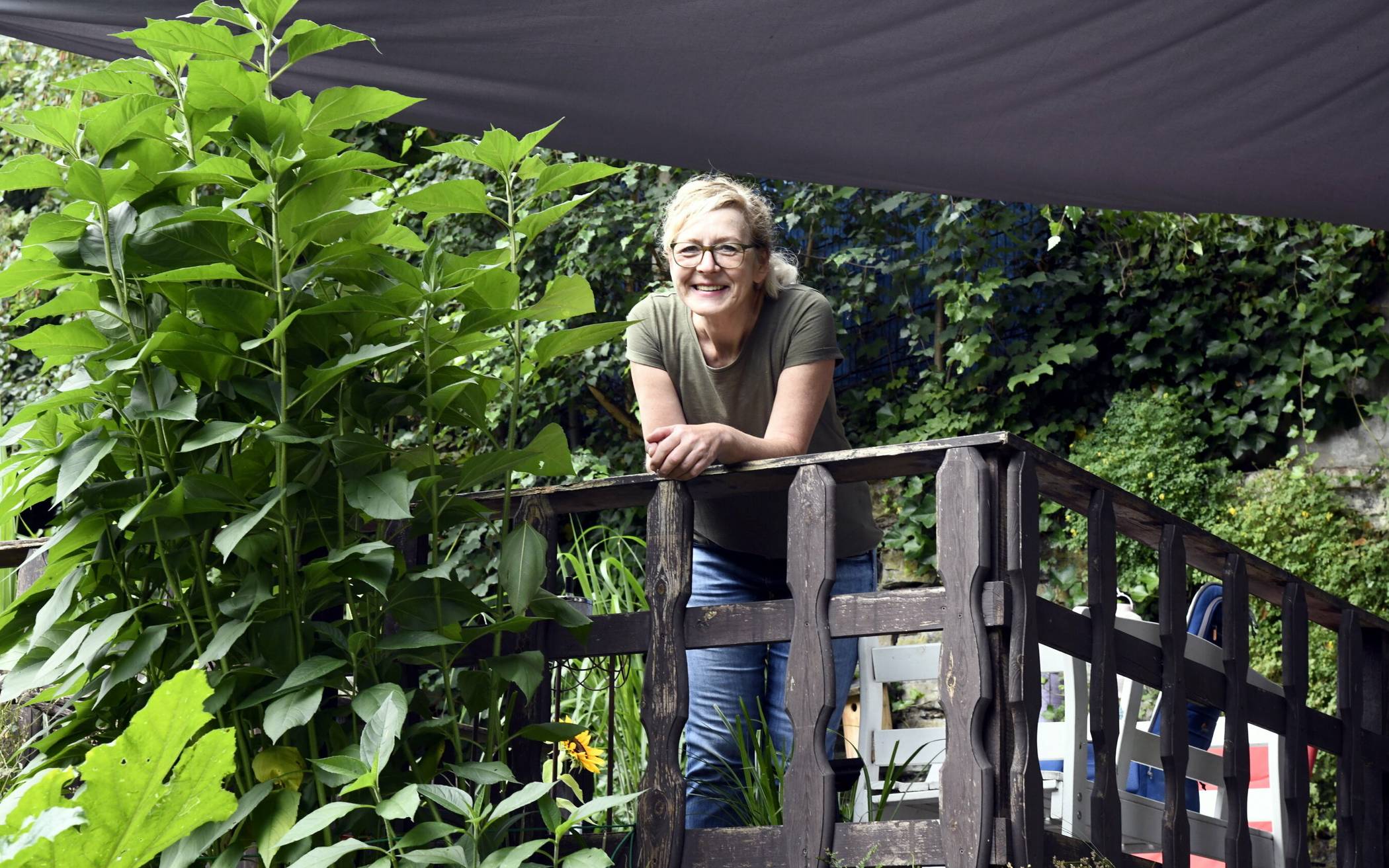  Gabriele Gleede auf der Holz-Ranch in ihrem Garten. 