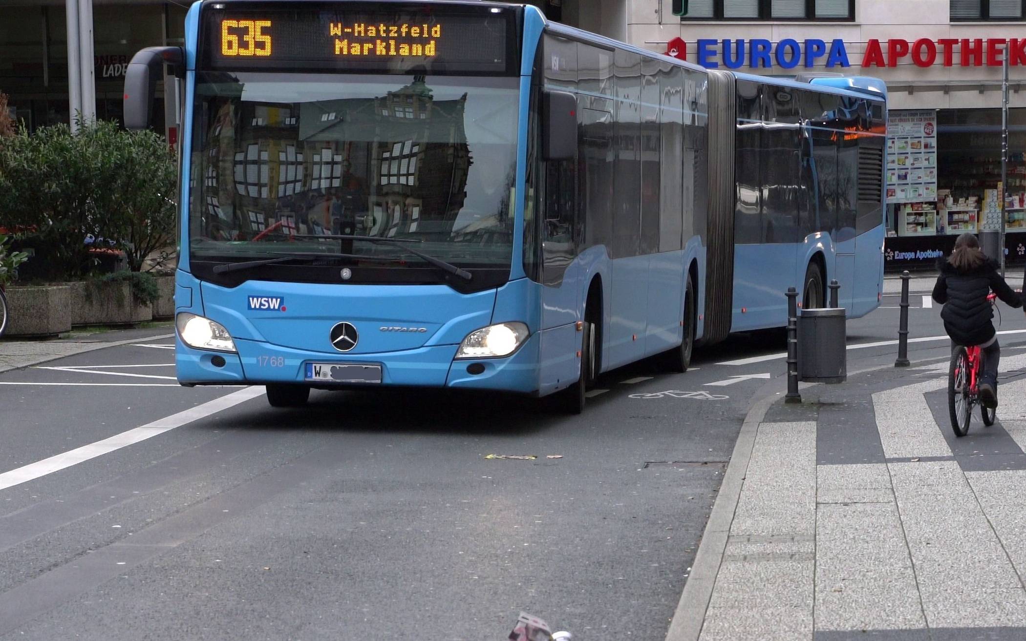 Ein Bus auf der Fahrradspur am