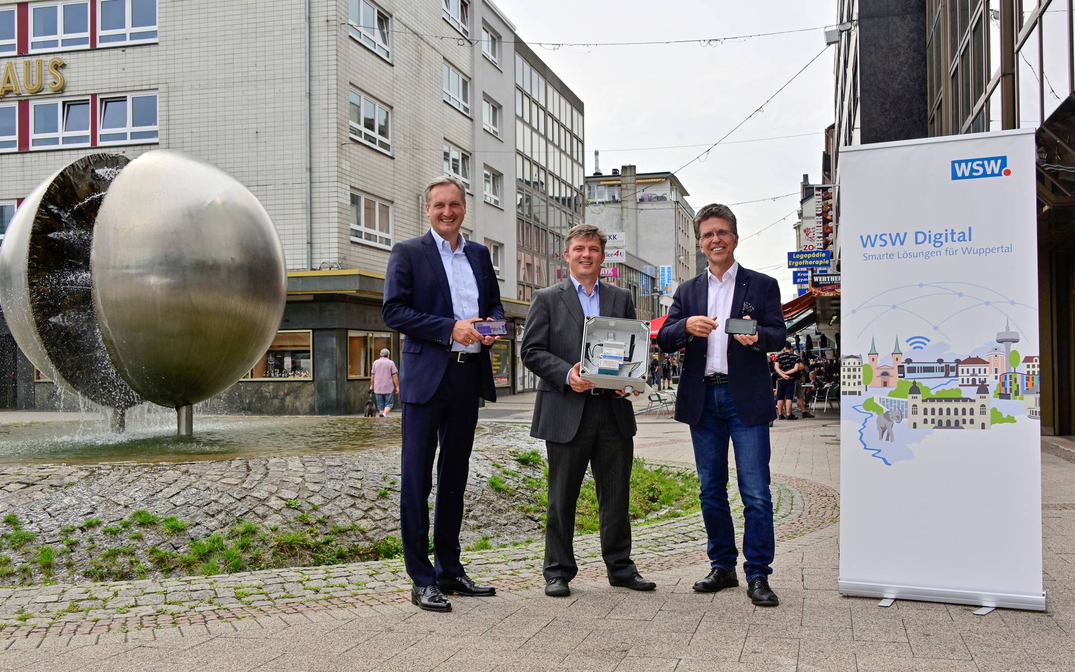  Startschuss zum freien WLAN in der Barmer Innenstadt: Markus Hilkenbach (v.l.), Vorstandsvorsitzender der WSW, Sören Högel, Leiter Digitale Lösungen (WSW) und Thomas Helbig, Geschäftsführer der ISG Barmen-Werth. 