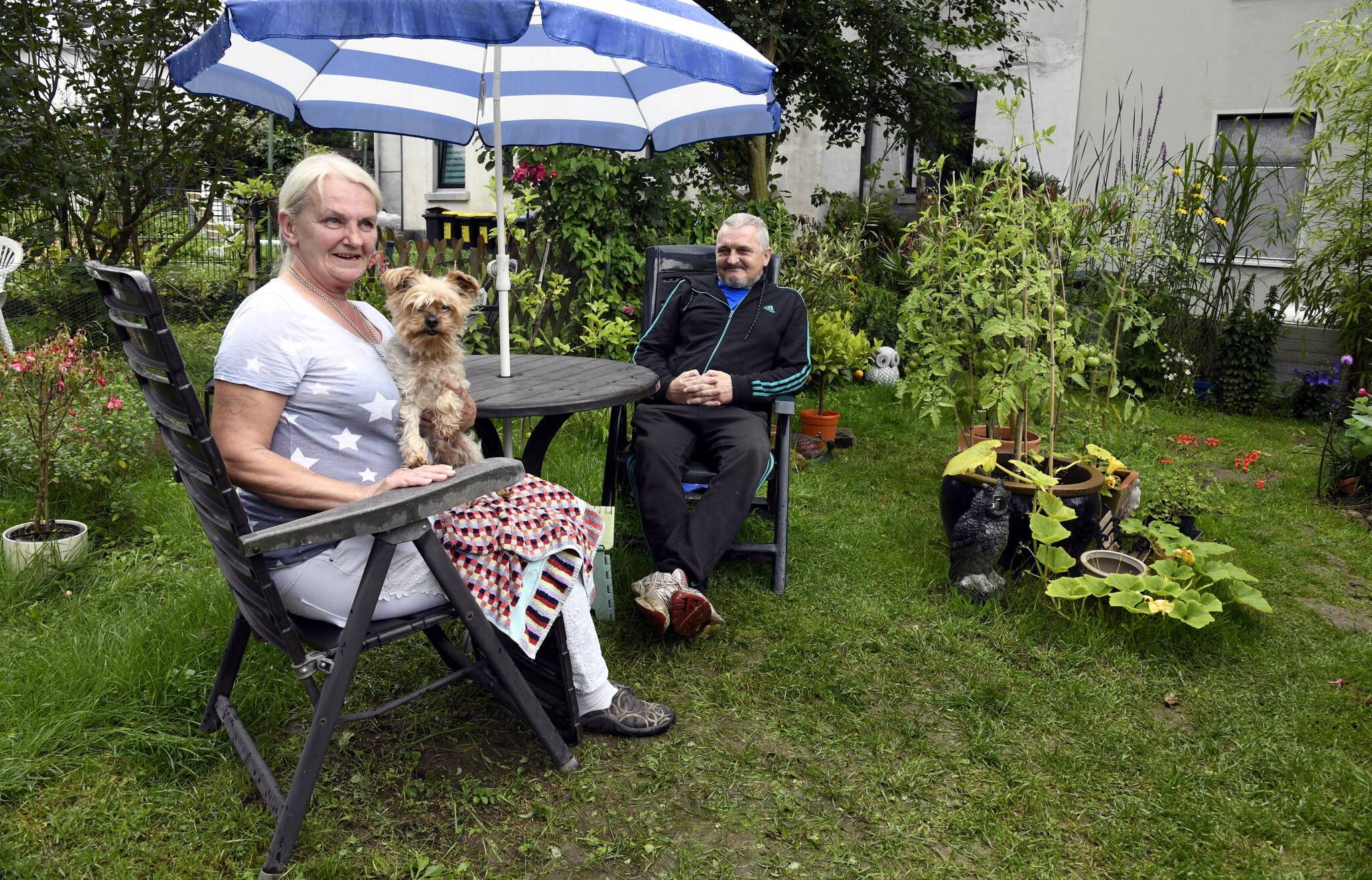  Petra und Jörg Frese mit Hund Bubbi in ihrem Garten. 