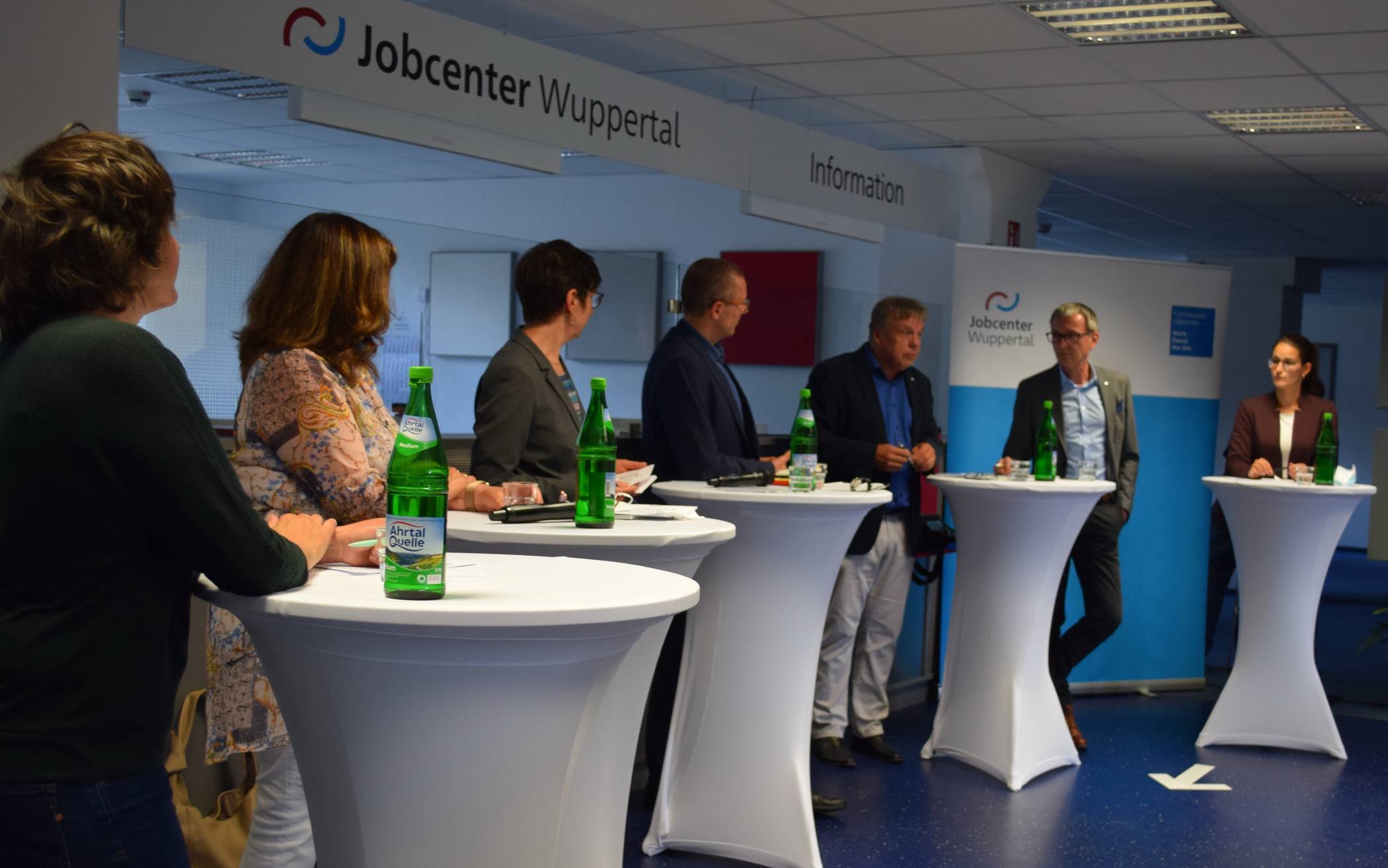  OB Uwe Schneidewind (Mitte) mit Vertretern des Jobcenters, des Wichernhauses, der Montags-Stiftung und der Staatsanwaltschaft beim Gespräch im Jobcenter an der Schwarzbach. 