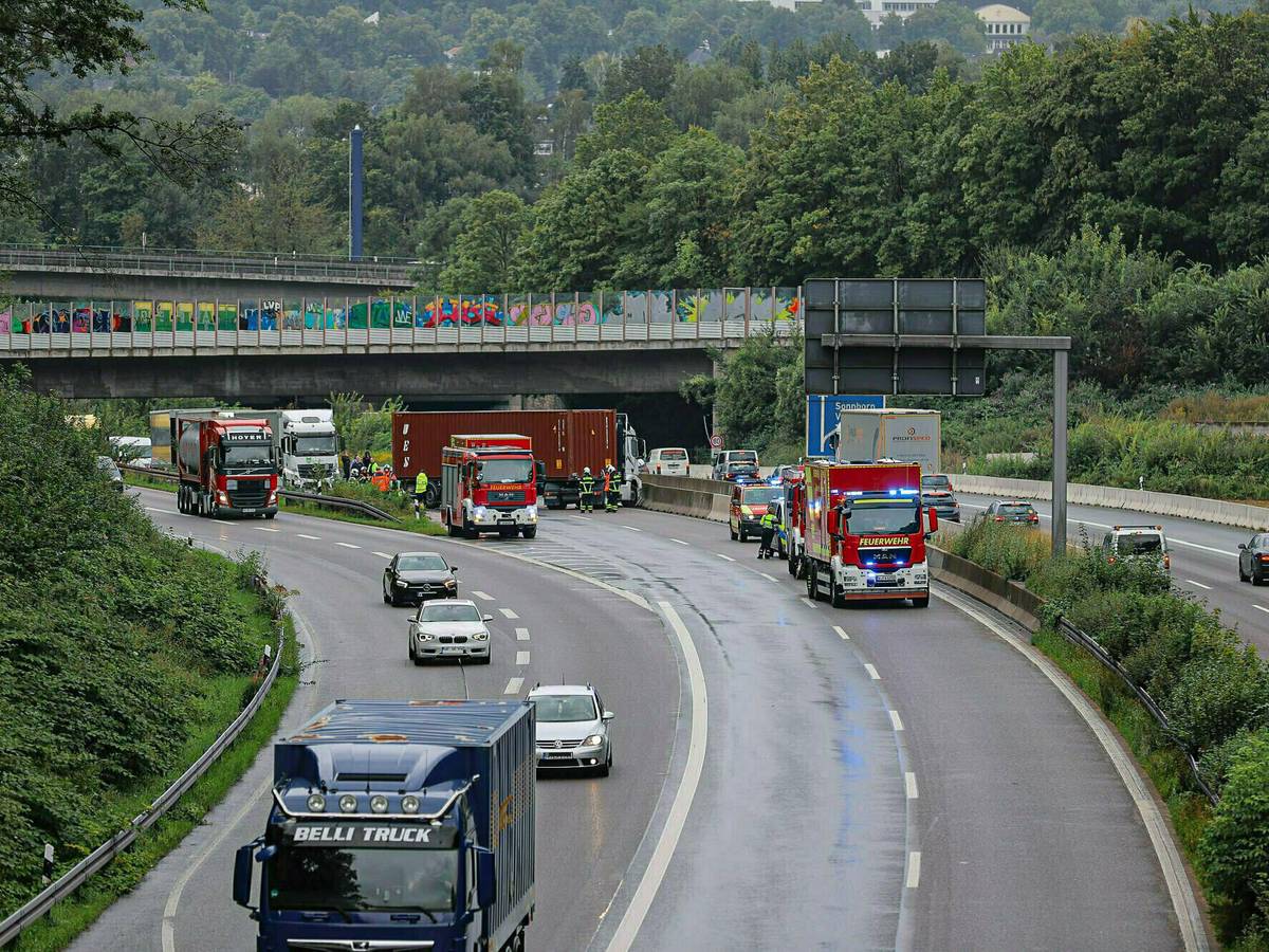 Langer Stau nach Lkw-Unfall auf der A46
