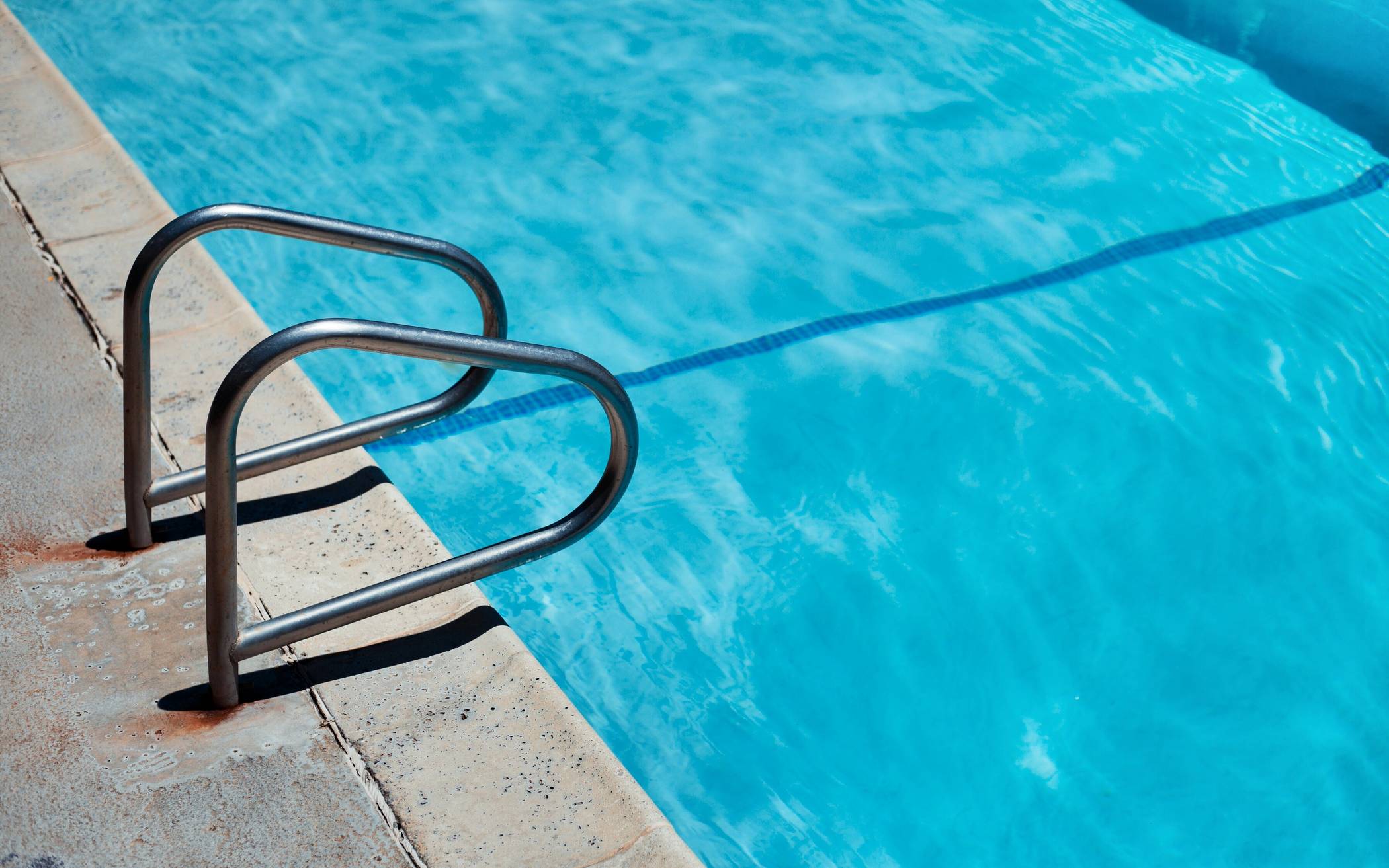 5 Tipps für die Poolreinigung – sauberes Wasser für mehr Badespaß