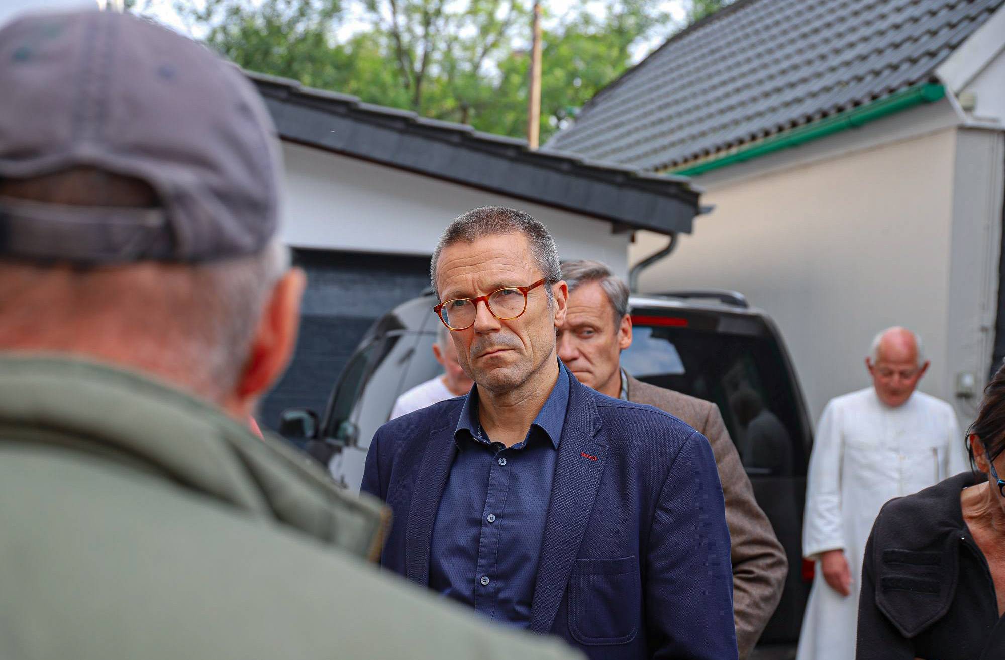  OB Uwe Schneidewind Mitte Juli bei einem Vor-Ort-Besuch in Beyenburg im Gespräch mit Betroffenen. 