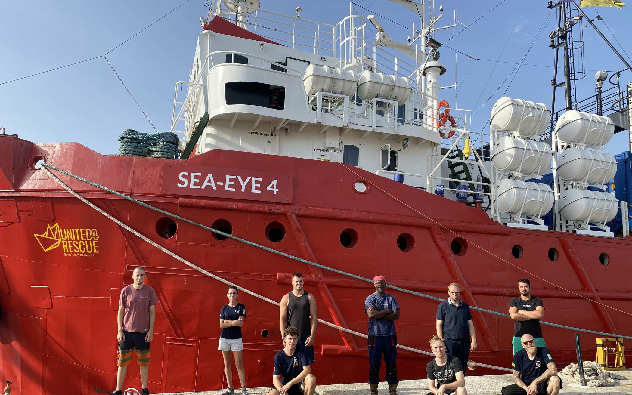  Die Besatzung der „Sea-Eye 4“ vor dem Seenotrettungsschiff im Hafen von Palermo.  