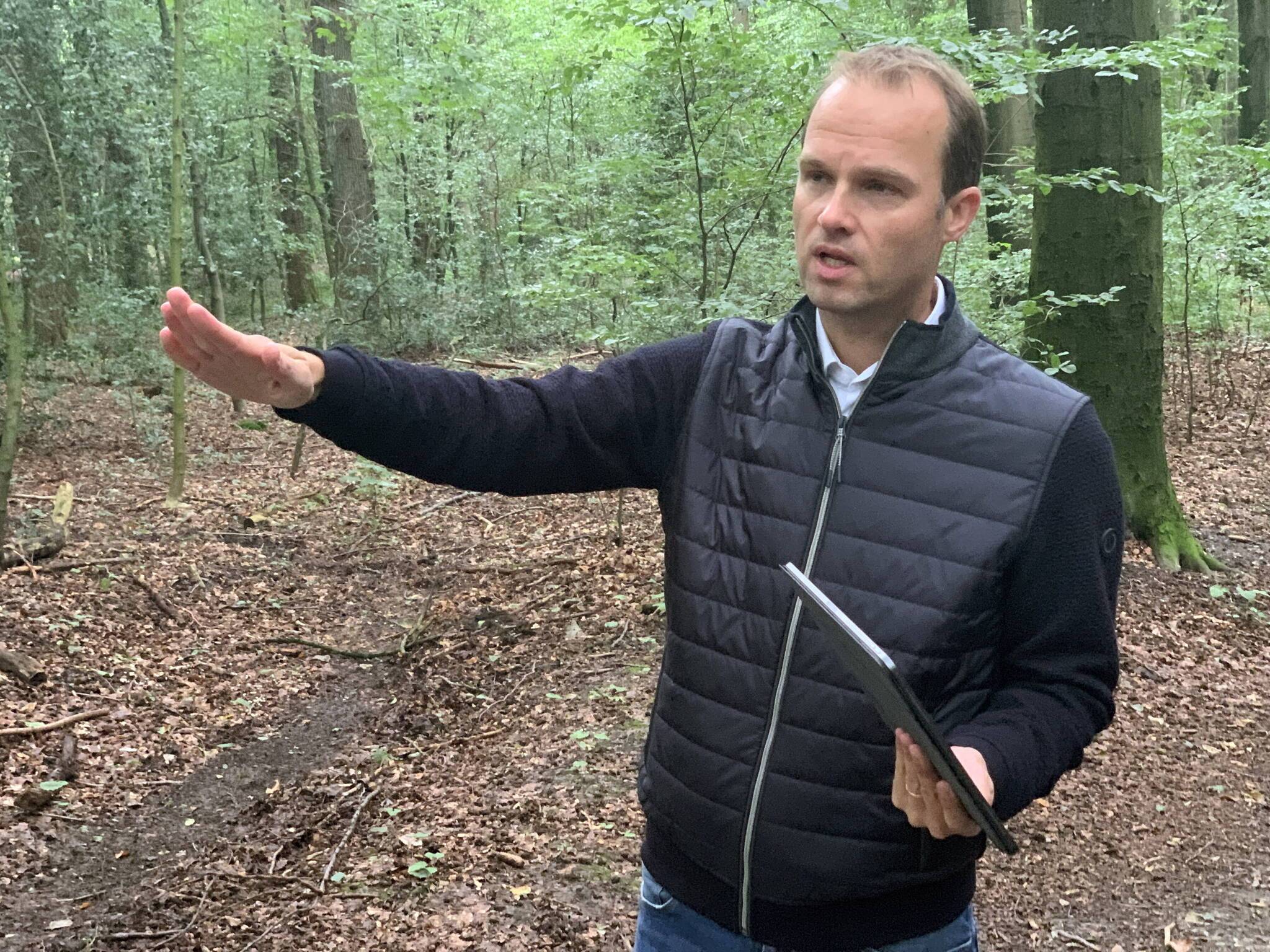  Marcel Hafke bei der Ortsbegehung in den Ronsdorfer Anlagen. 