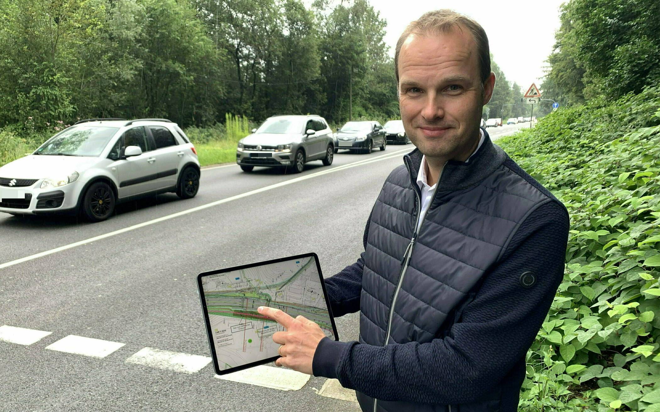  Marcel Hafke mit einer Planungsskizze für die viel befahrene Parkstraße. 