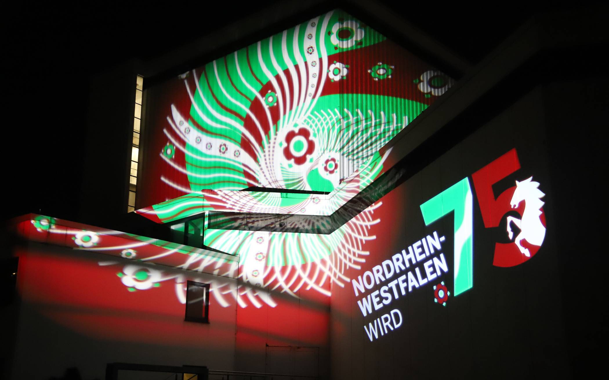 Das ehemalige Wuppertaler Schauspielhaus leuchtet