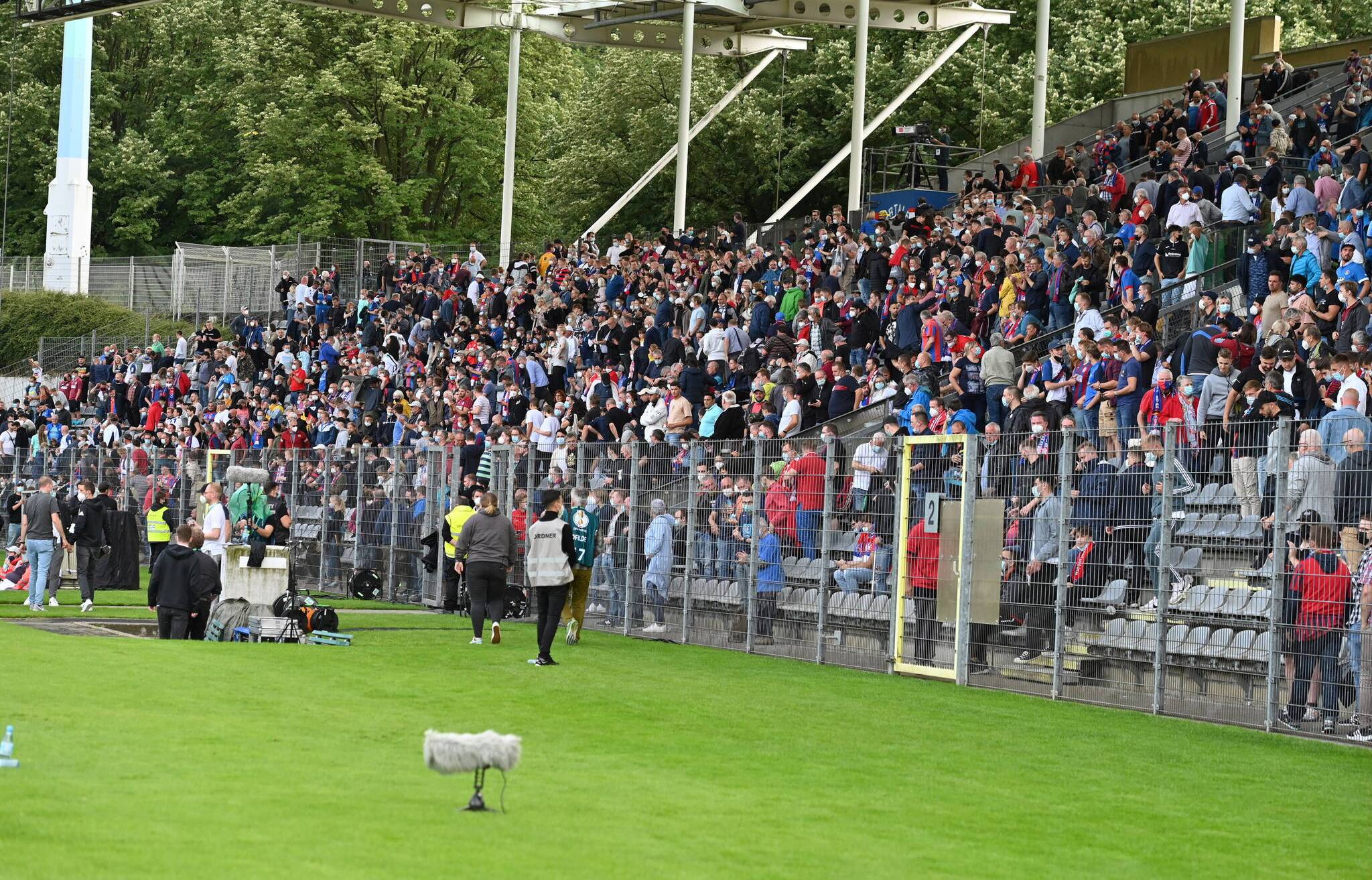 Die Haupttribüne im Stadion am Zoo beim Pokalspiel gegen den VfL Bochum. 