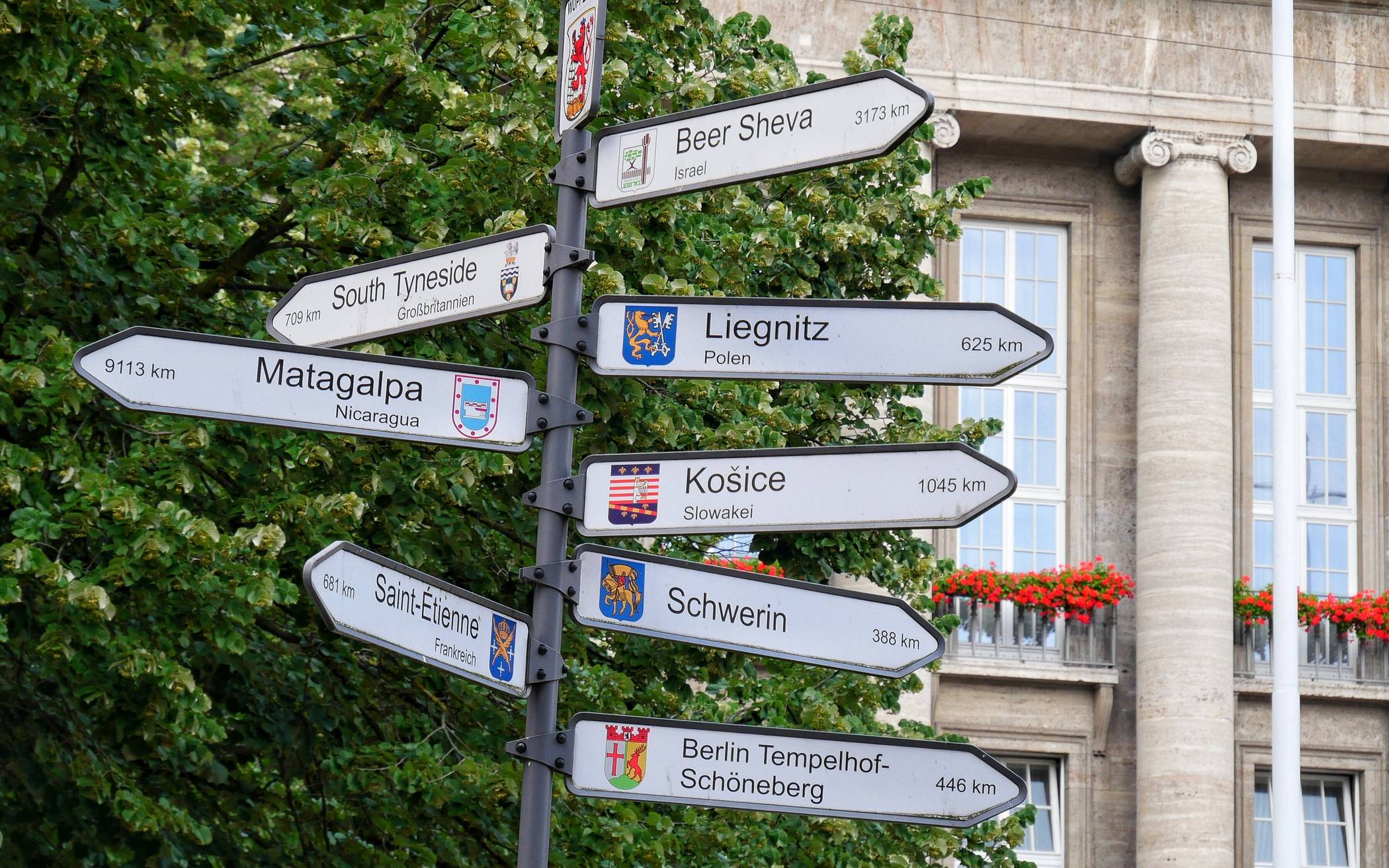  Wuppertals Partnerstädte und ihre Entfernungen sind auf dem Johannes-Rau-Platz vor dem Rathaus nachzulesen. 