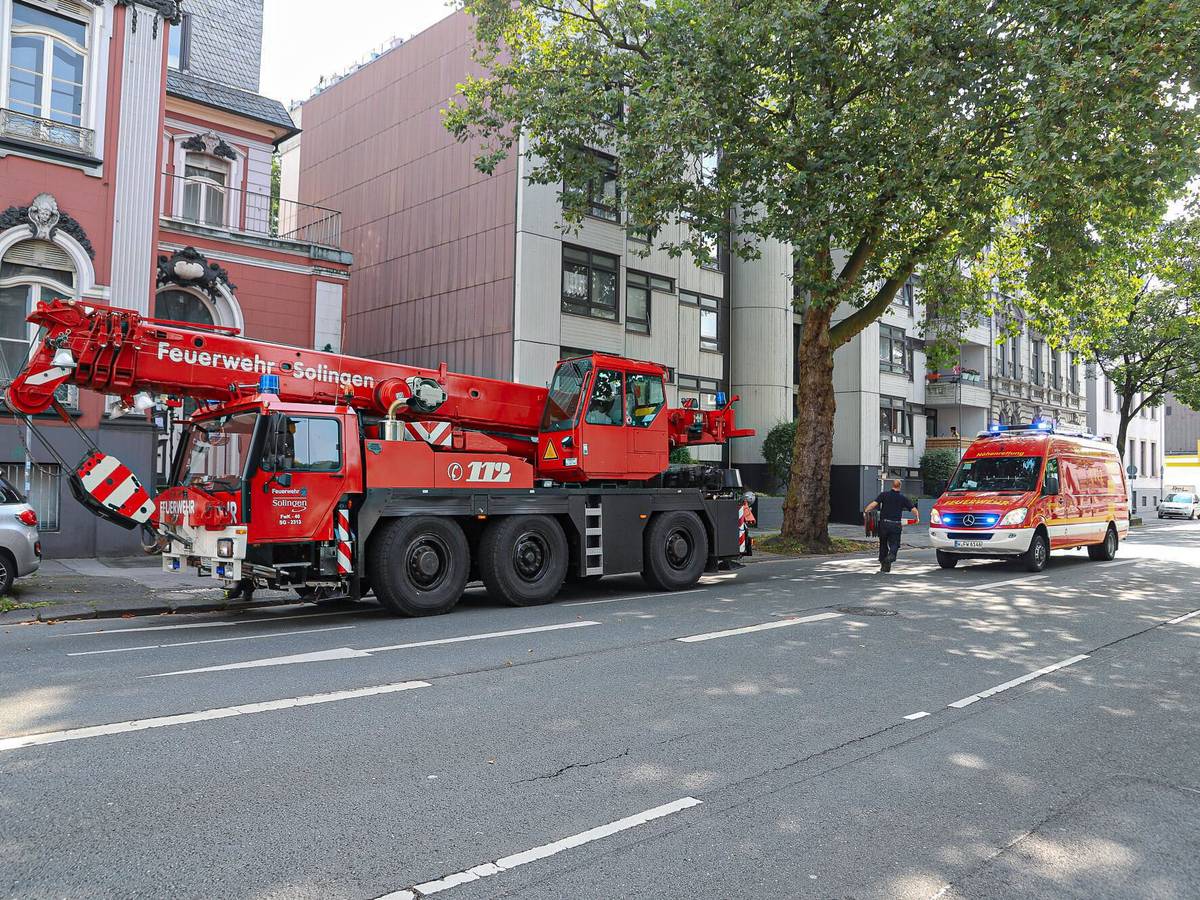 Mit Hilfe eines Krans in Krankenhaus
