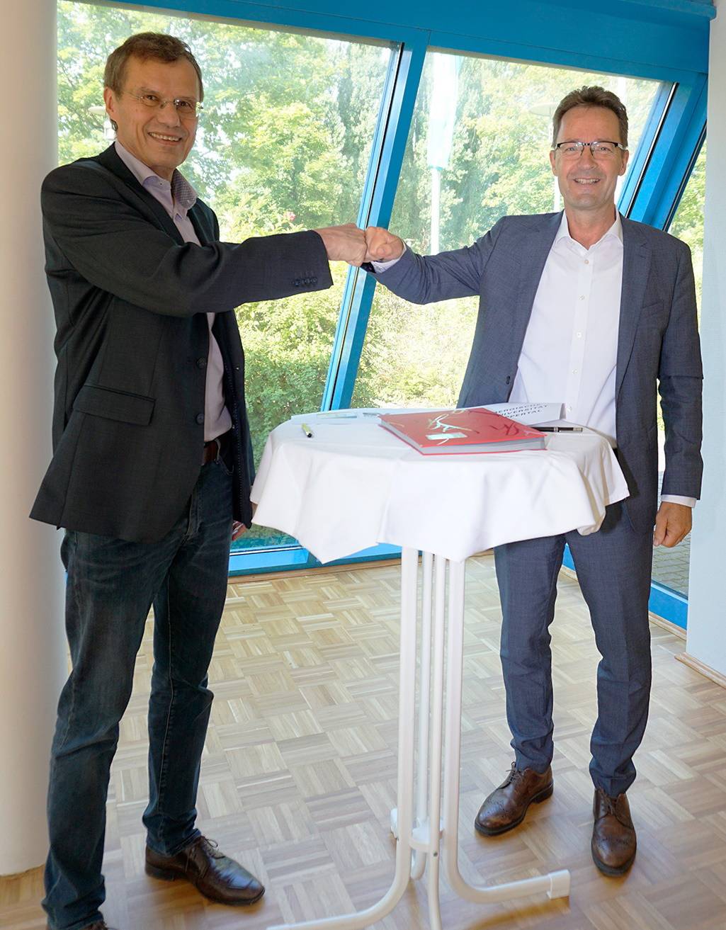  Unterzeichneten die gemeinsame Absichtserklärung: Dr. Klaus Jelich, 1. Vorsitzender des SV Bayer Wuppertal (li.), und Uni-Rektor Prof. Dr. Lambert T. Koch. 