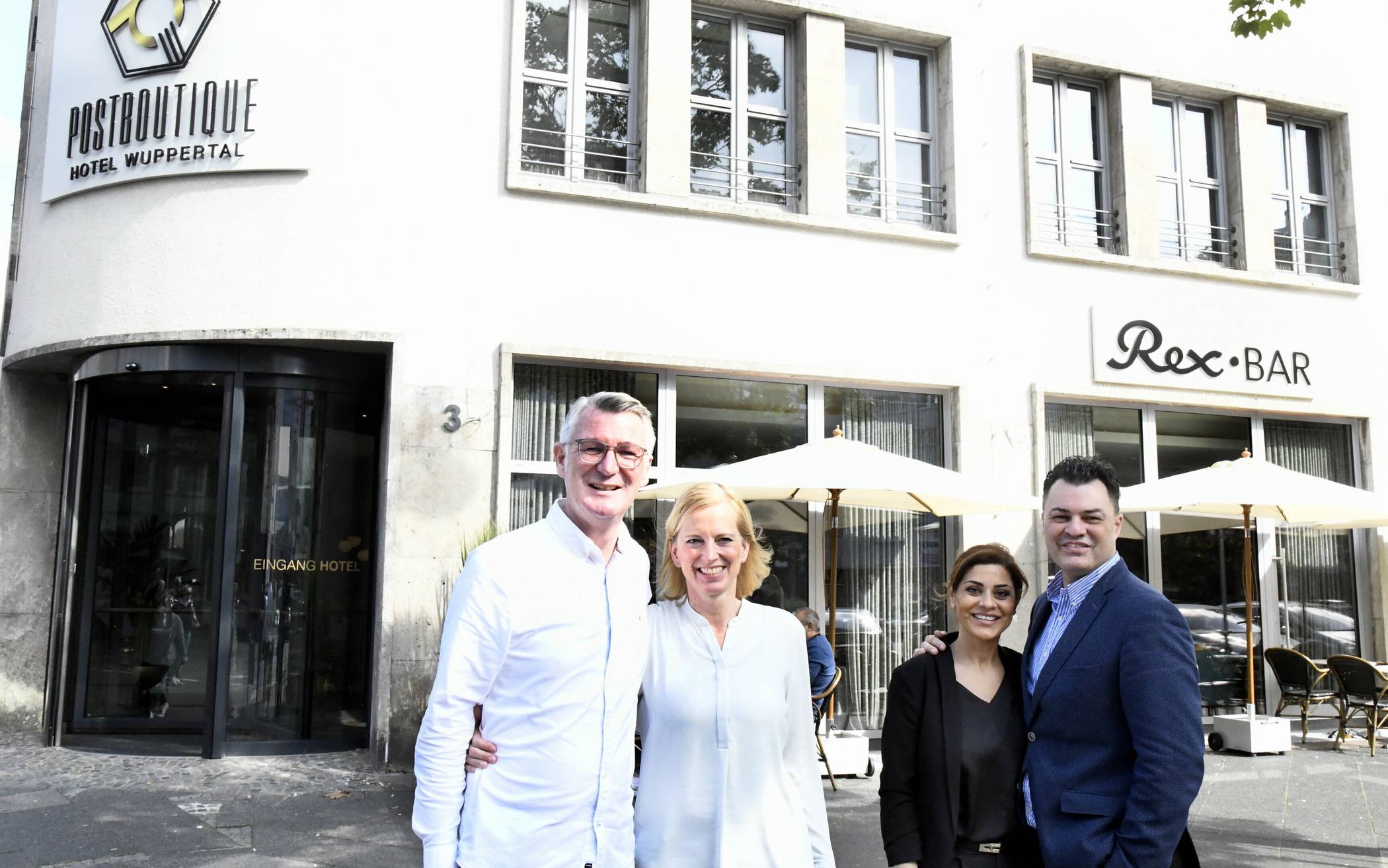  Anke Hartmann und Arnt Vesper mit Cangül und Serkan Akgün – zusammen sind sie die Köpfe hinter dem „Postboutique Hotel“ und der Rex Bar“ am Kirchplatz mitten in Elberfeld.  