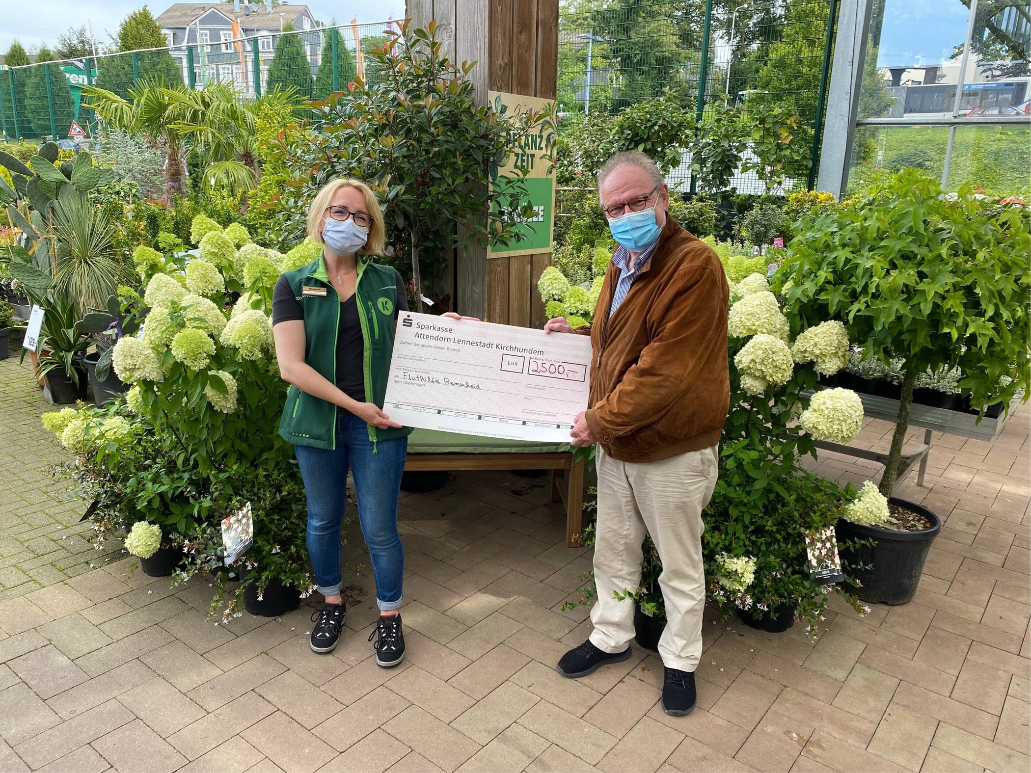  Tanja Uhlenbrock (Kremer) übergibt den Scheck an Horst Kläuser von der Fluthilfe Remscheid. 