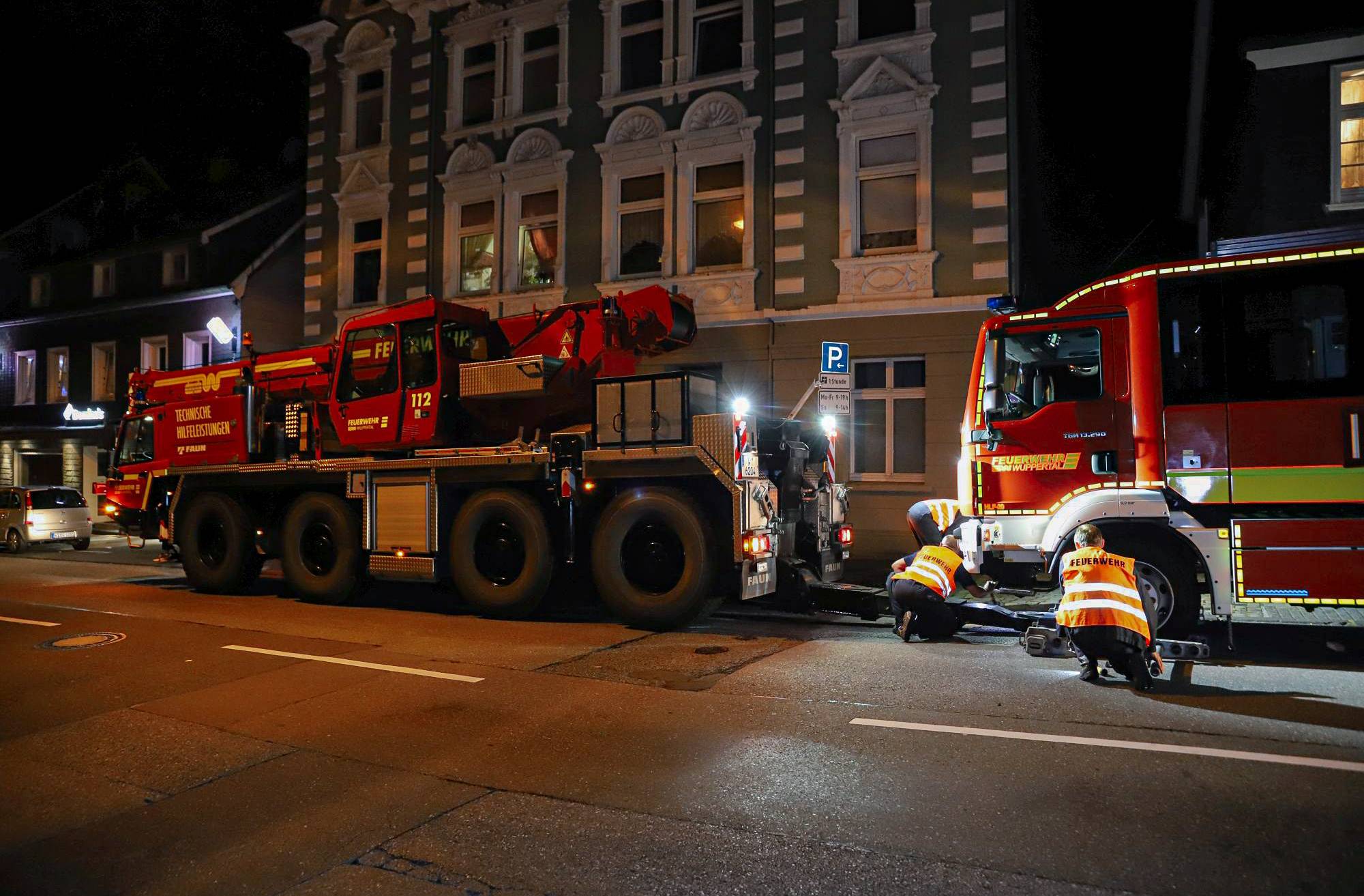 Wuppertal: Huckepack in die Feuerwehr-Werkstatt