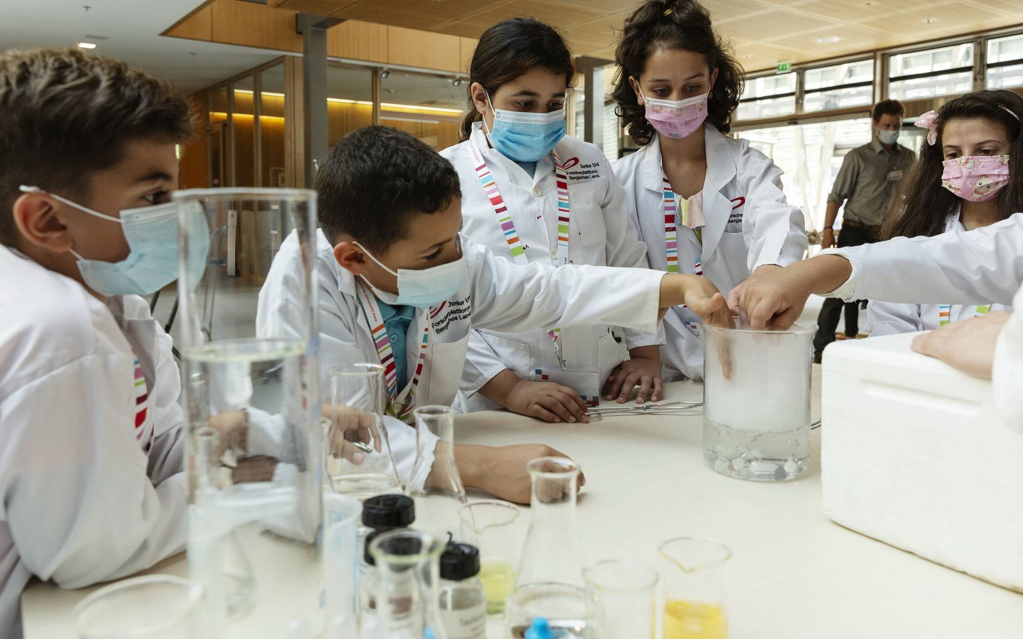  Die jungen Forscherinnen und Forscher experimentierten in der NRW-Landesvertretung mit Trockeneis. 