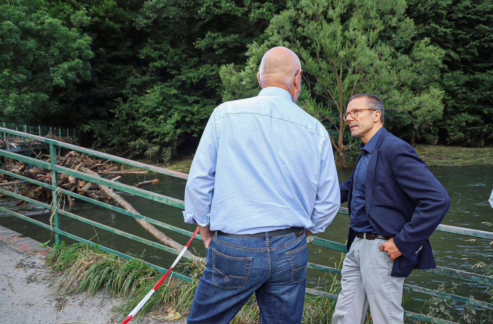  Oberbürgermeister Uwe Schneidewind (r.) und Stadtdirektor Johannes Slawig bei der Ortsbesichtigung in Beyenburg auf der Brücke zum Bilstein, die jetzt wieder begehbar ist. 