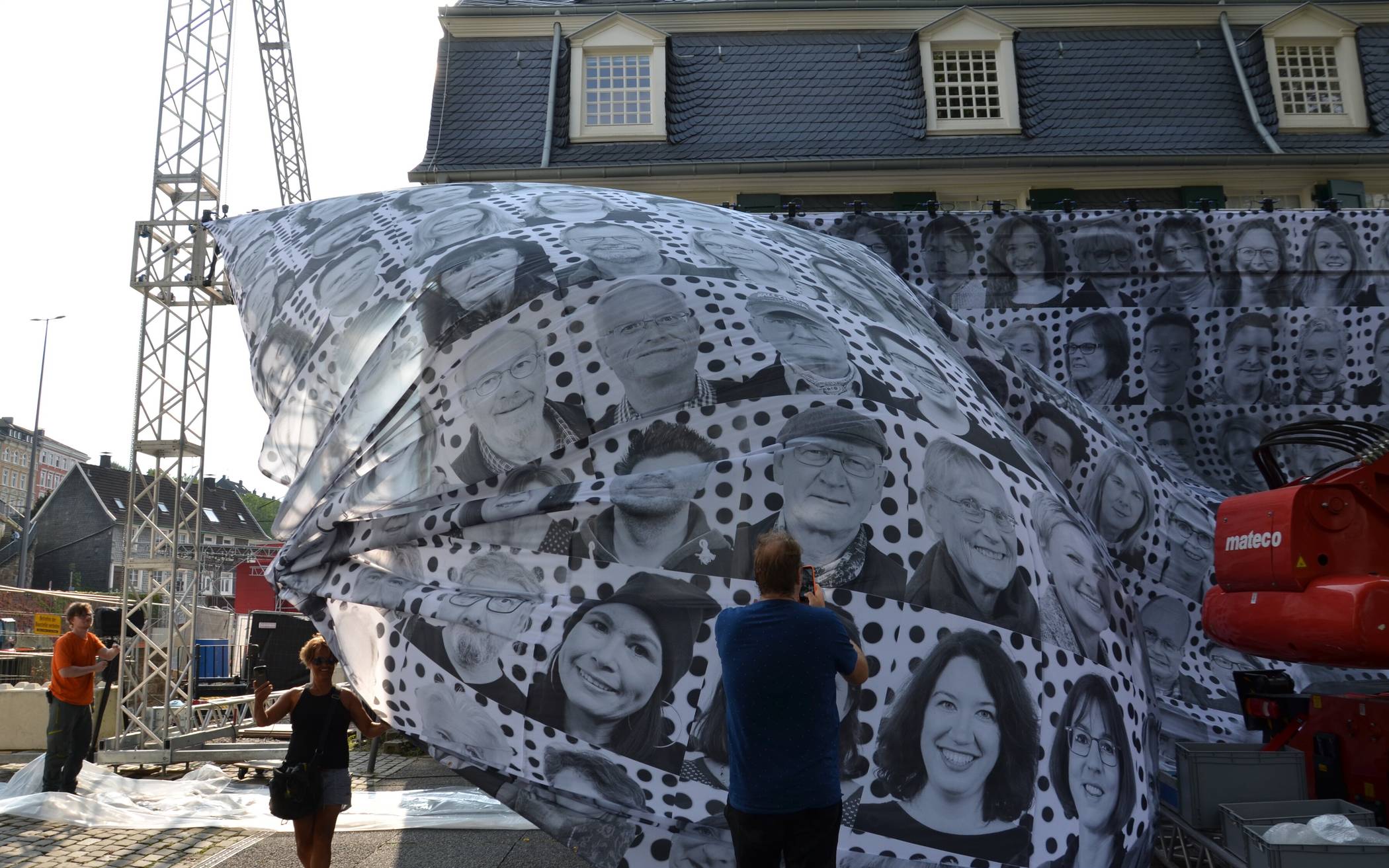  Ein beeindruckender Moment: Das riesige Portrait-Banner von „Inside Out Engels“ wird am Engelshaus hochgezogen. 