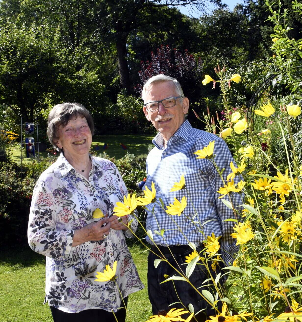  Franz und Heidi Gusinde in ihrem Garten. 