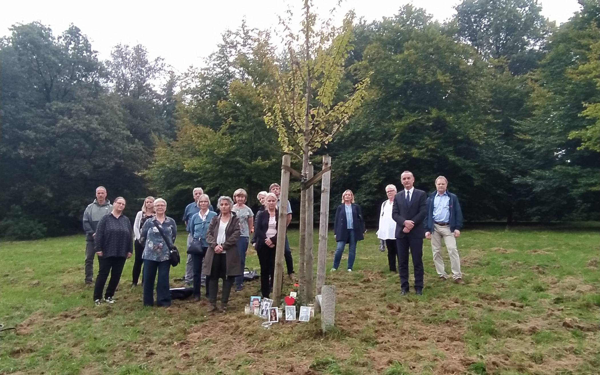  Die Teilnehmerinnen und Teilnehmer der Gedenkveranstaltung am Gedenkbaum im Kothener Wald (Bürgerwäldchen). 