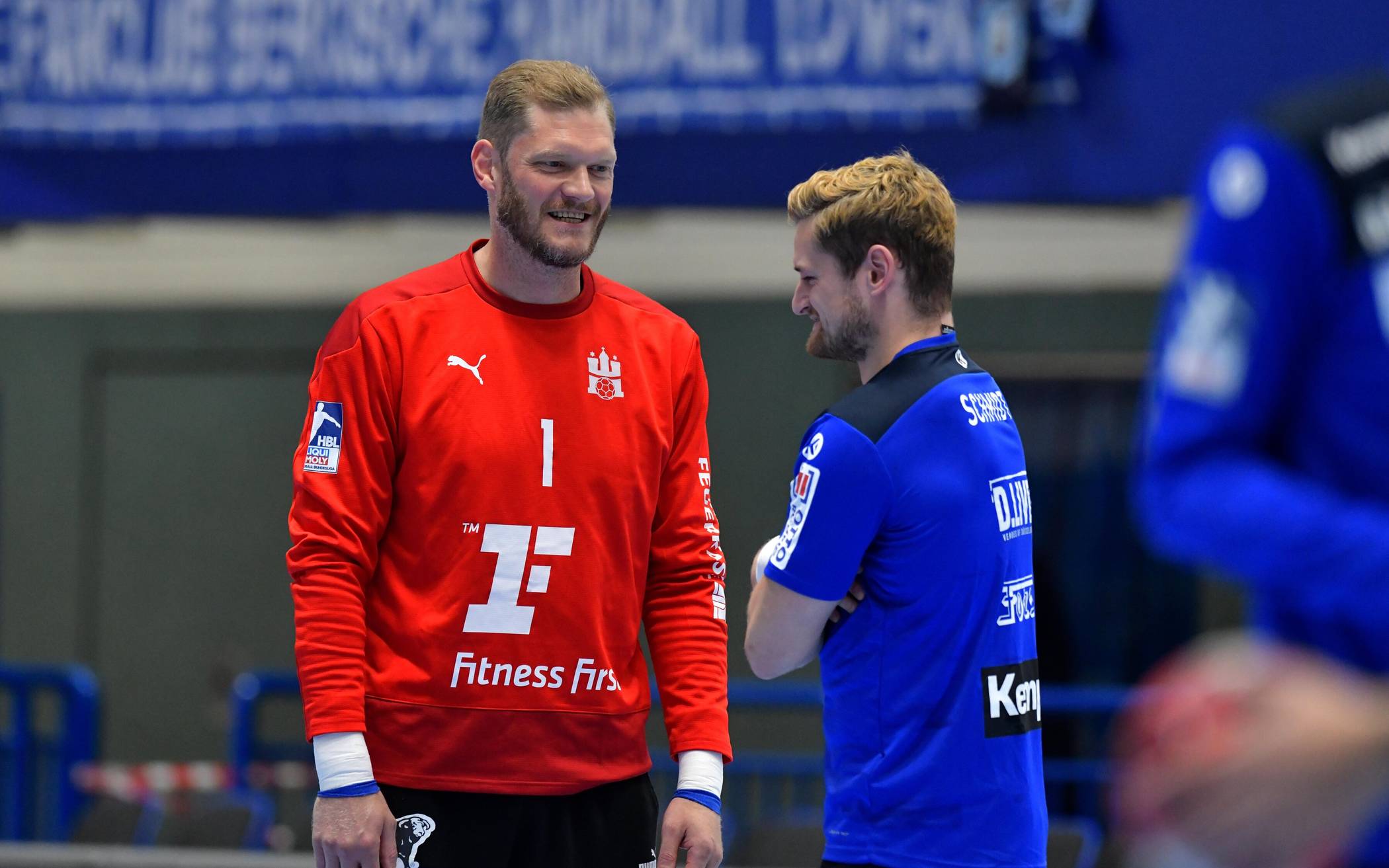  Man kennt sich: die Nationalspieler Johannes Bitter HSV) und David Schmidt (BHC). 