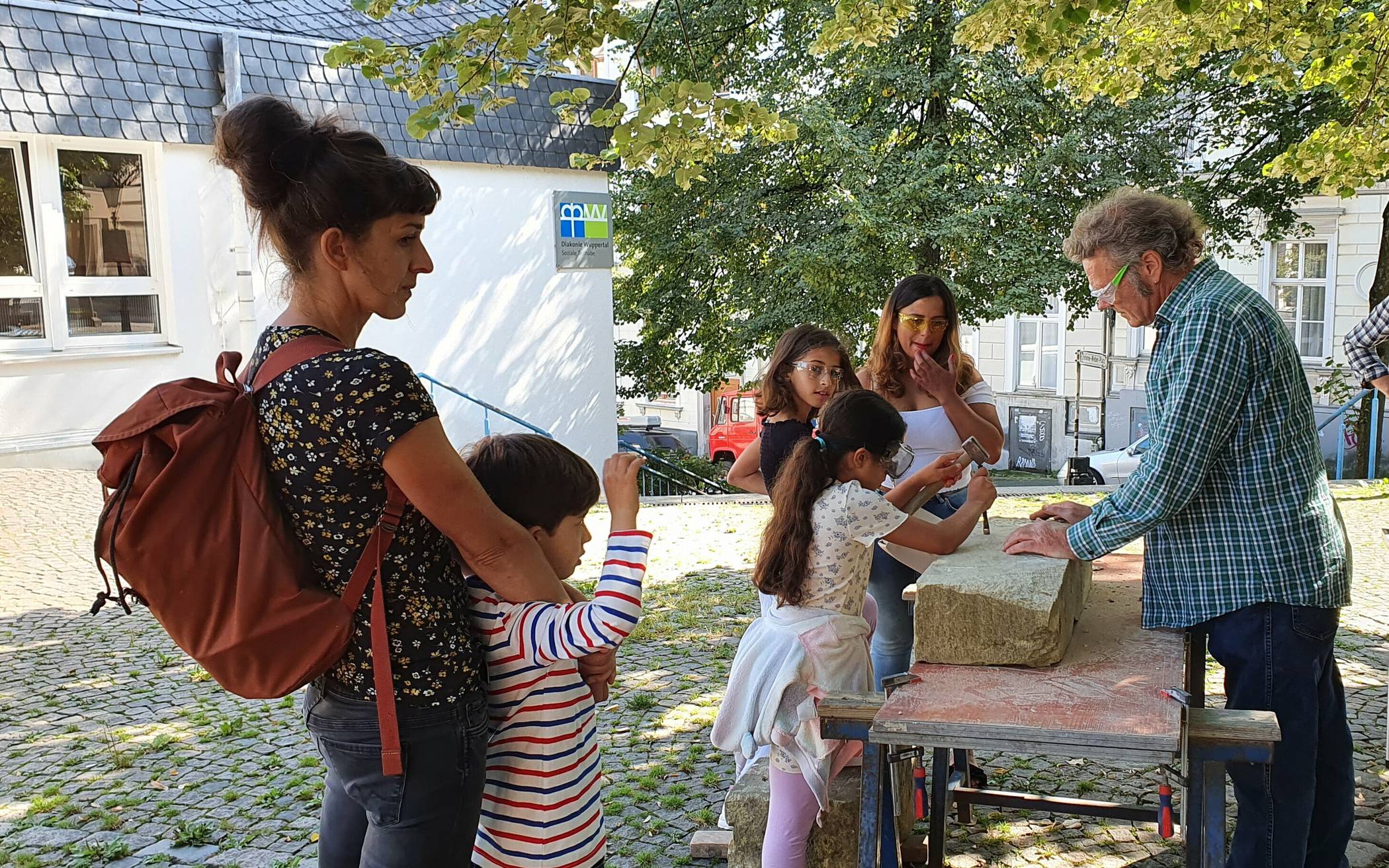  Bildhauer Gregor Rasch beim Kinder-Workshop auf dem Helene-Weber-Platz.  