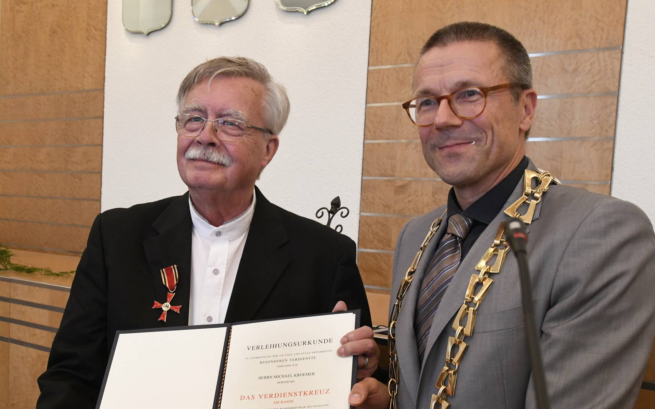  Bundesverdienstkreuzträger Michael Kroemer (links) mit Oberbürgermeister Uwe Schneidewind.  