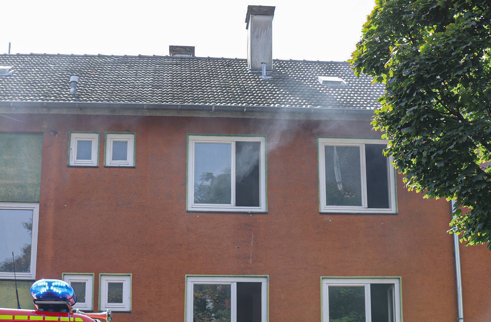 Der Rauch quoll aus den Fenstern.