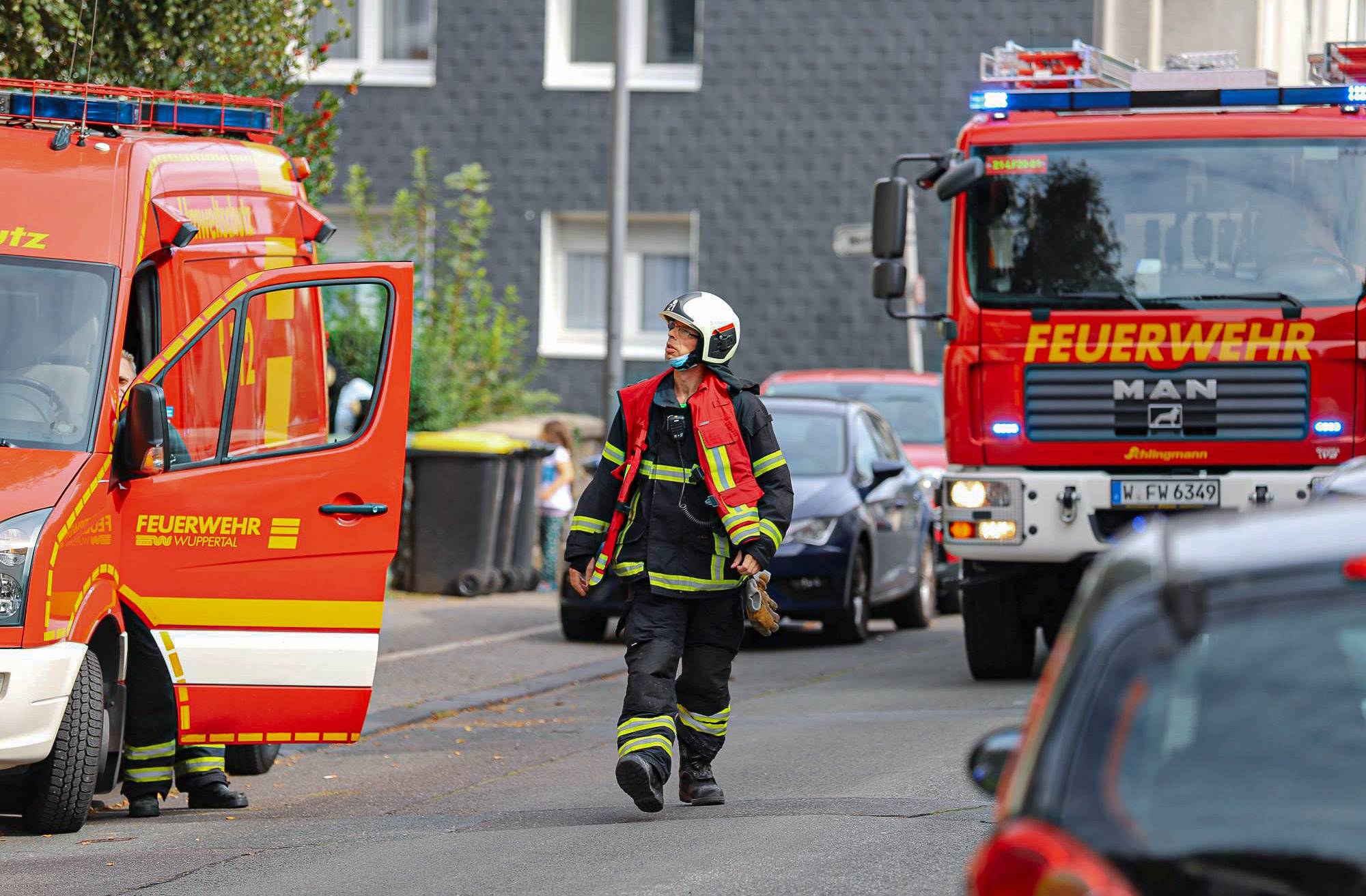 Feuerwehr-Einsatz unterm Dach in Wuppertal-Heckinghausen