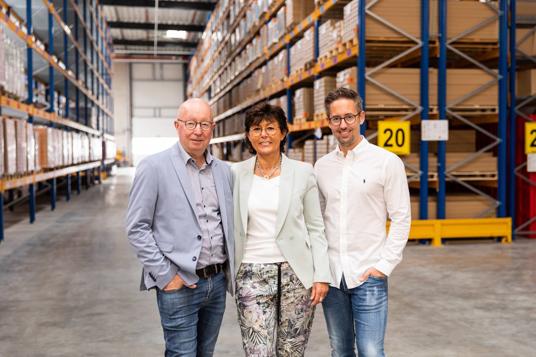  Von li: Die LaminatDEPOT-Geschäftsführung um Frank Peter, Brigitte Schaffart und Kevin Peter im neuen Logistikzentrum. 