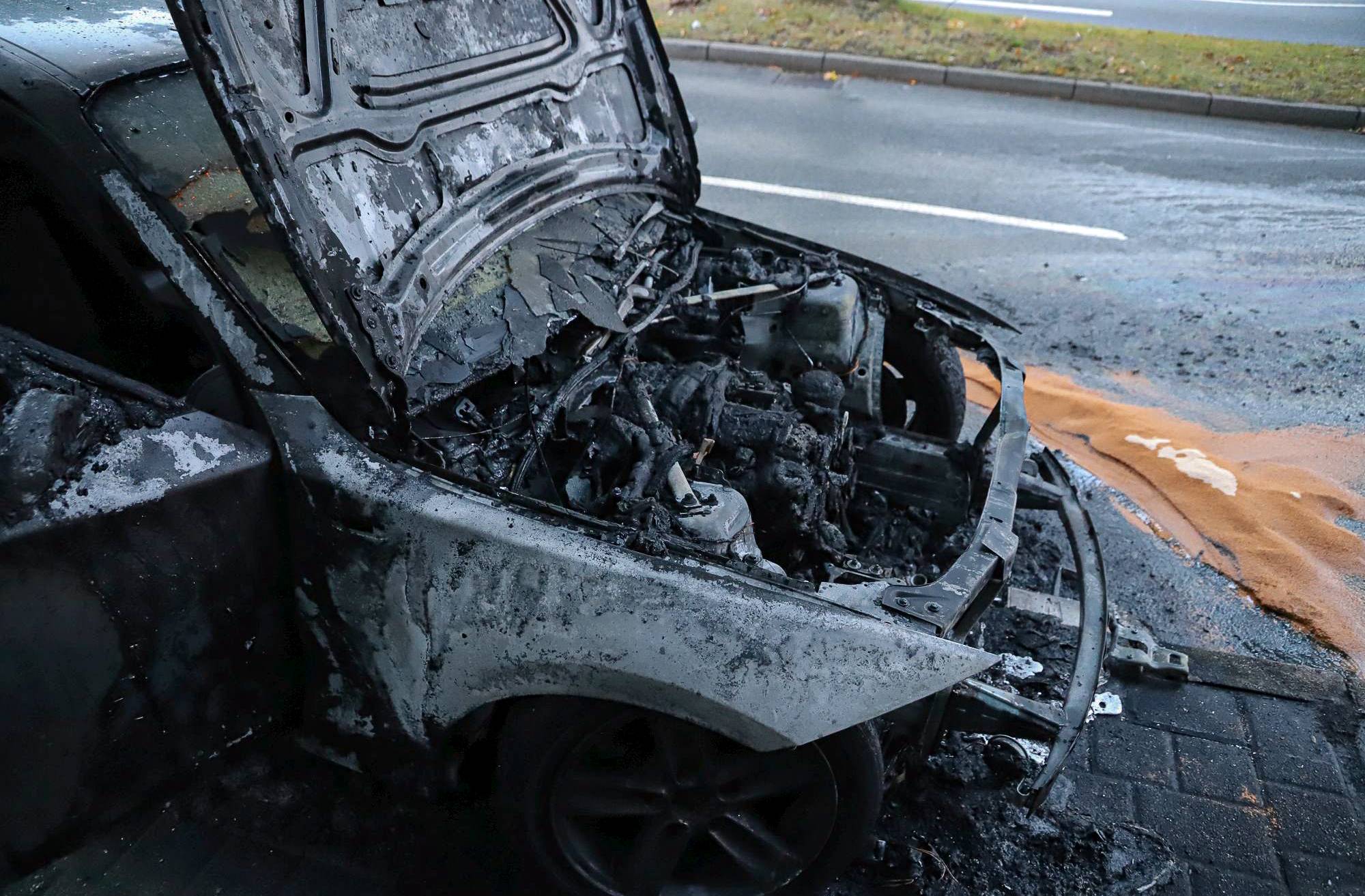Motorraum eines BMW in Wuppertal-Barmen komplett ausgebannt