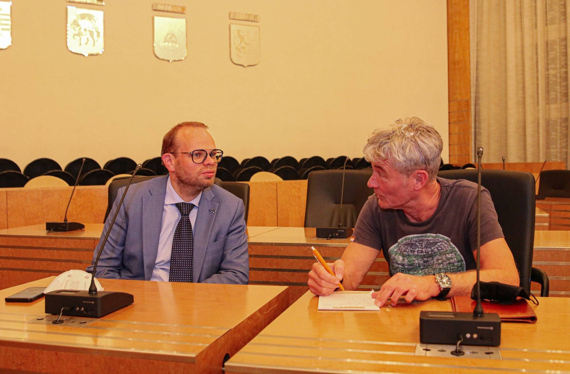  Helge Lindh kurz vor Ende der Stimmauszählung im Gespräch mit Rundschau-Redakteur Stefan Seitz im Rathaus. 