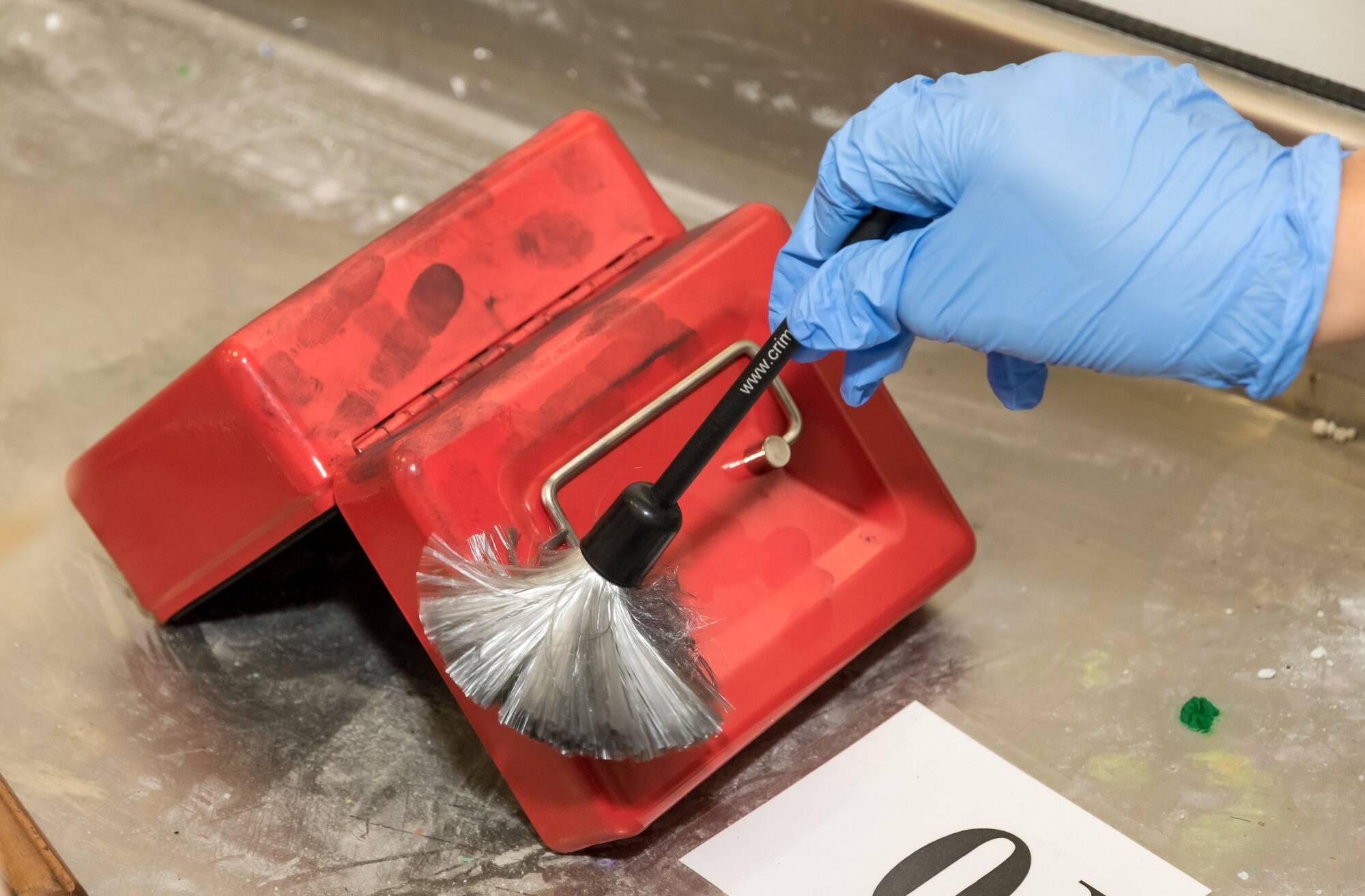 Im Kriminaltechnik-Kurs werden etwa Spuren gesichert