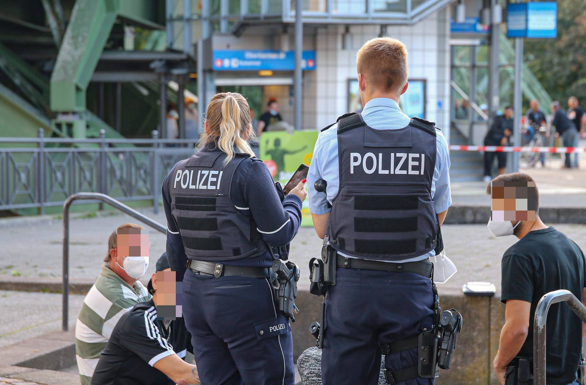 Polizeieinsatz auf dem Berliner Platz in Wuppertal-Oberbarmen