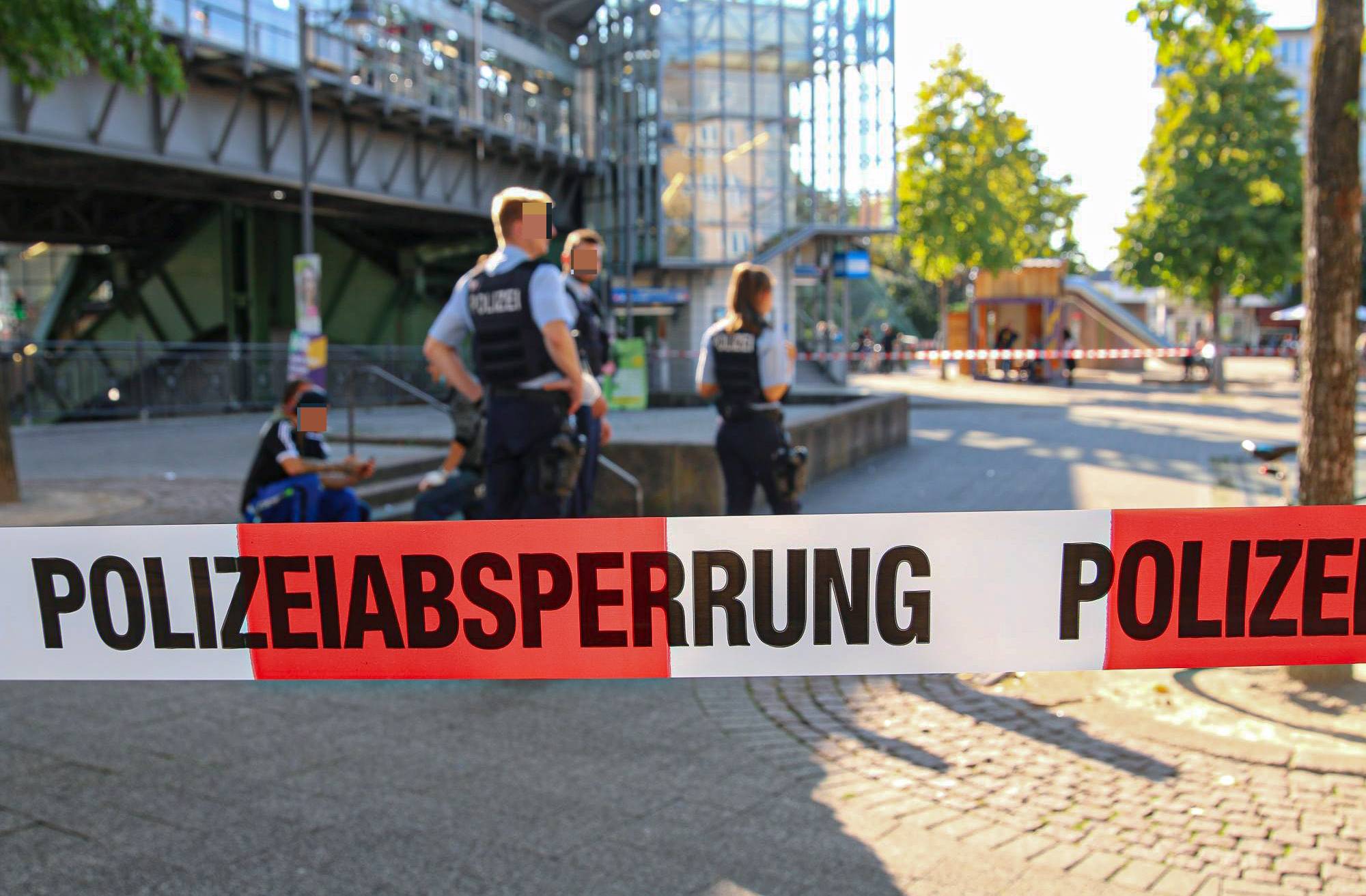Berliner Platz: Mann mit spitzem Gegenstand verletzt
