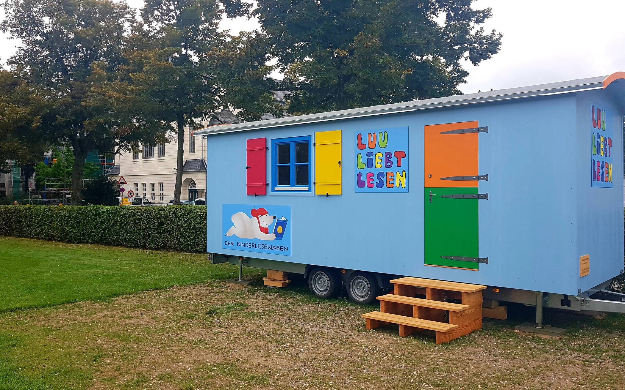 Nachbarschaftsheim bringt Bücher auf den Spielplatz
