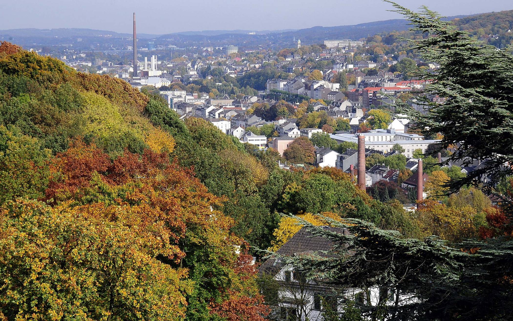  Blick über das herbstliche Wuppertal. 