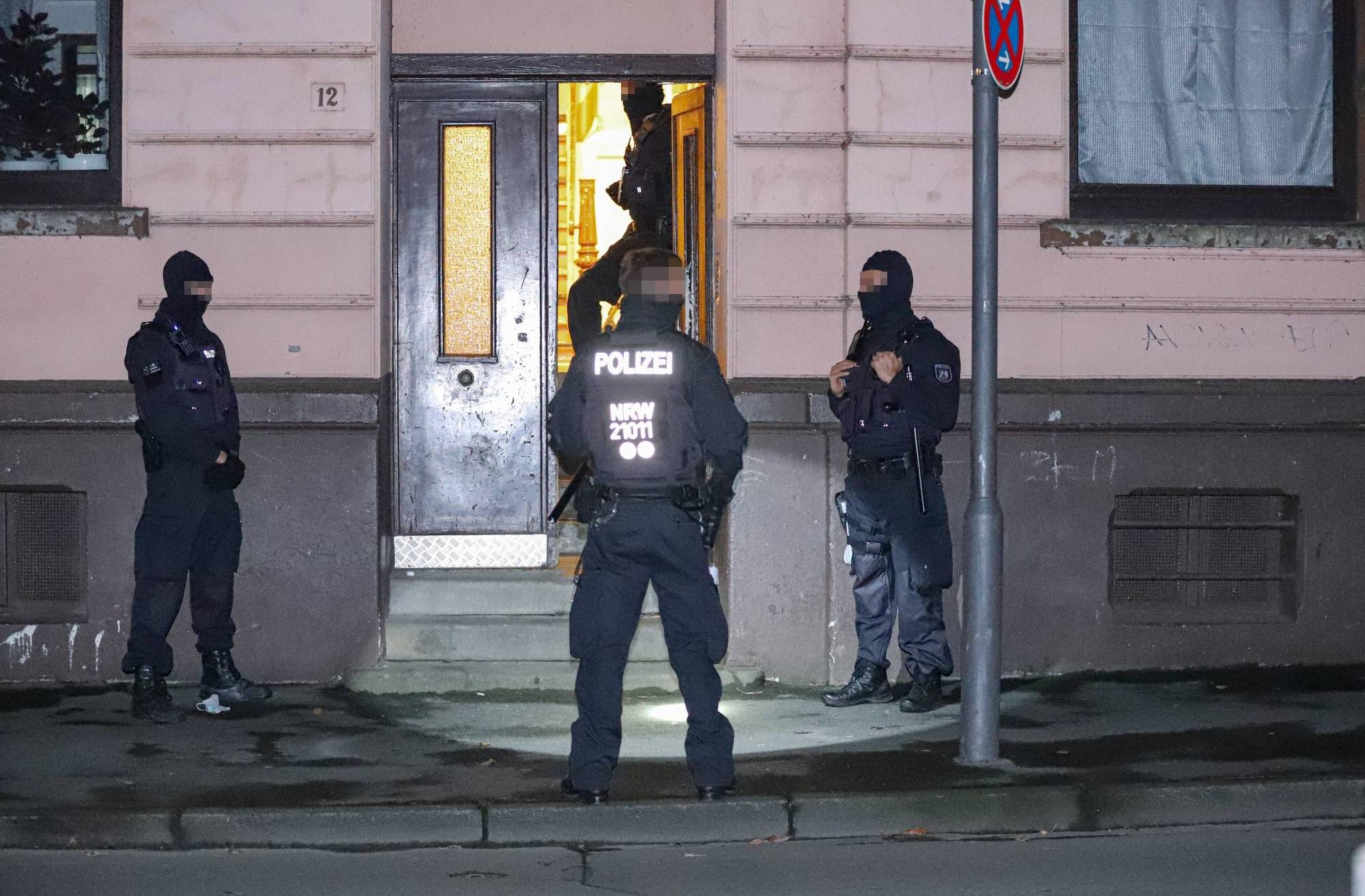 Seit dem frühen Mittwochmorgen, 6. Oktober 2021, durchsuchen über 1000 Einsatzkräfte...