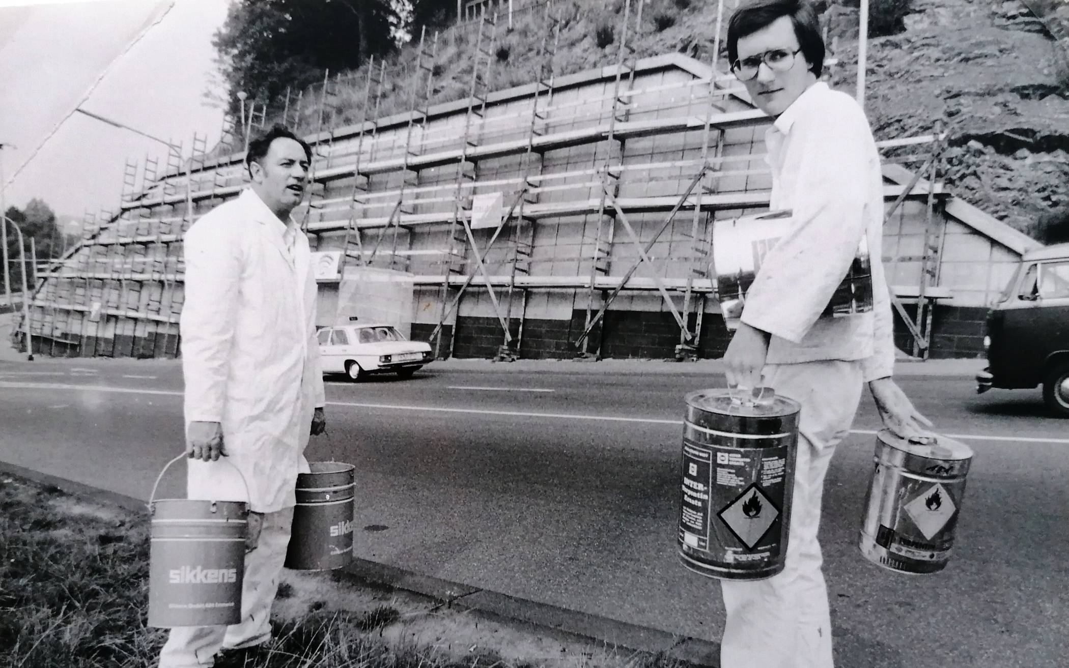  Lang, lang ist’s her: Helmut (links) und Detlef Stenzler vor dem Start der Bemalung der Stützmauer am Briller Kreuz. 