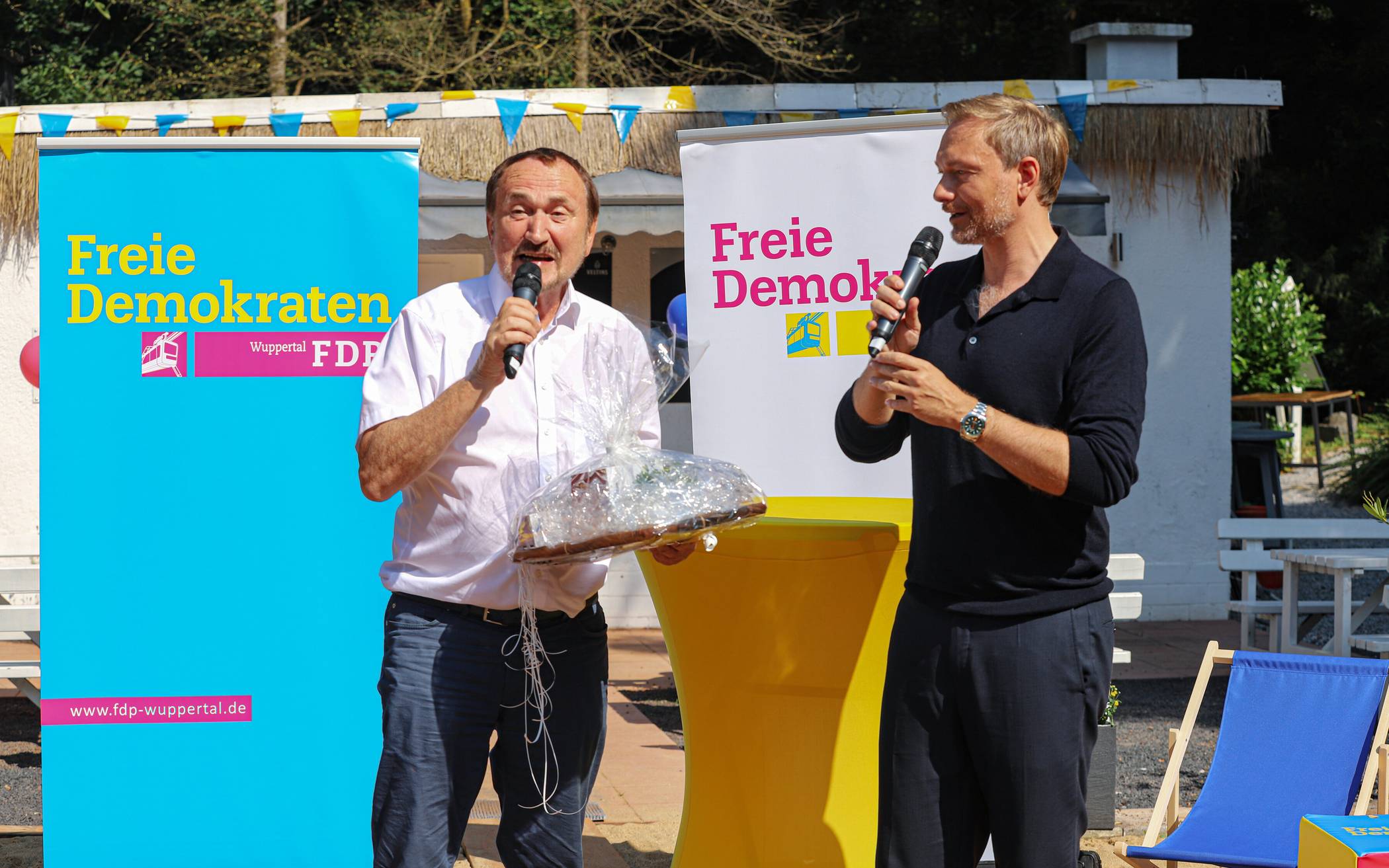  Manfred Lindner (li.) und FDP-Parteichef Christian Lindner während des Bundestagswahlkampfs im Fischertal. 