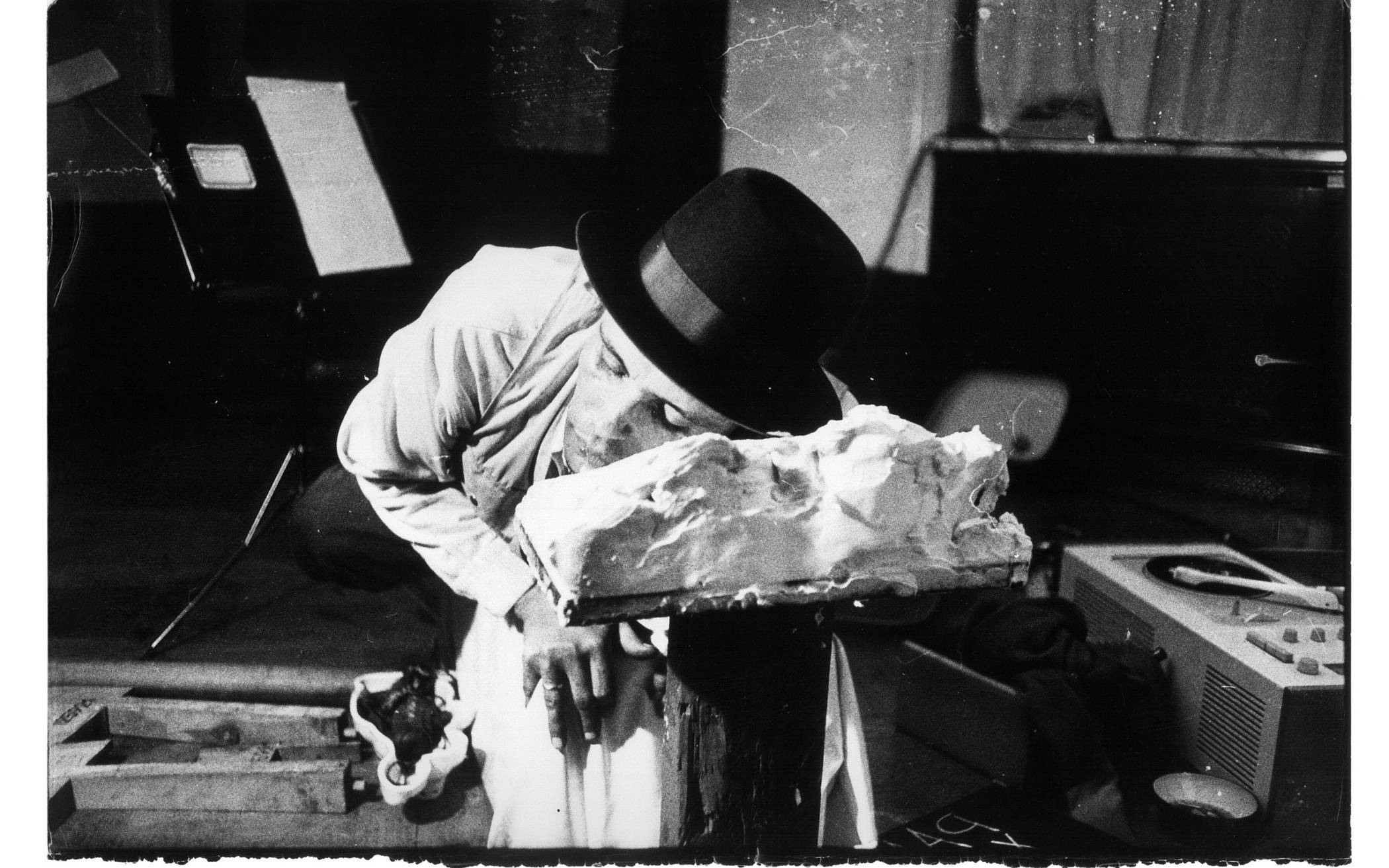  Joseph Beuys, „und in uns … unter uns … landunter“, 5. Juni 1965, 0-24 Uhr, Im Rahmen des Happenings 24 Stunden Galerie Parnass, Wuppertal, Moltkestraße 67. 