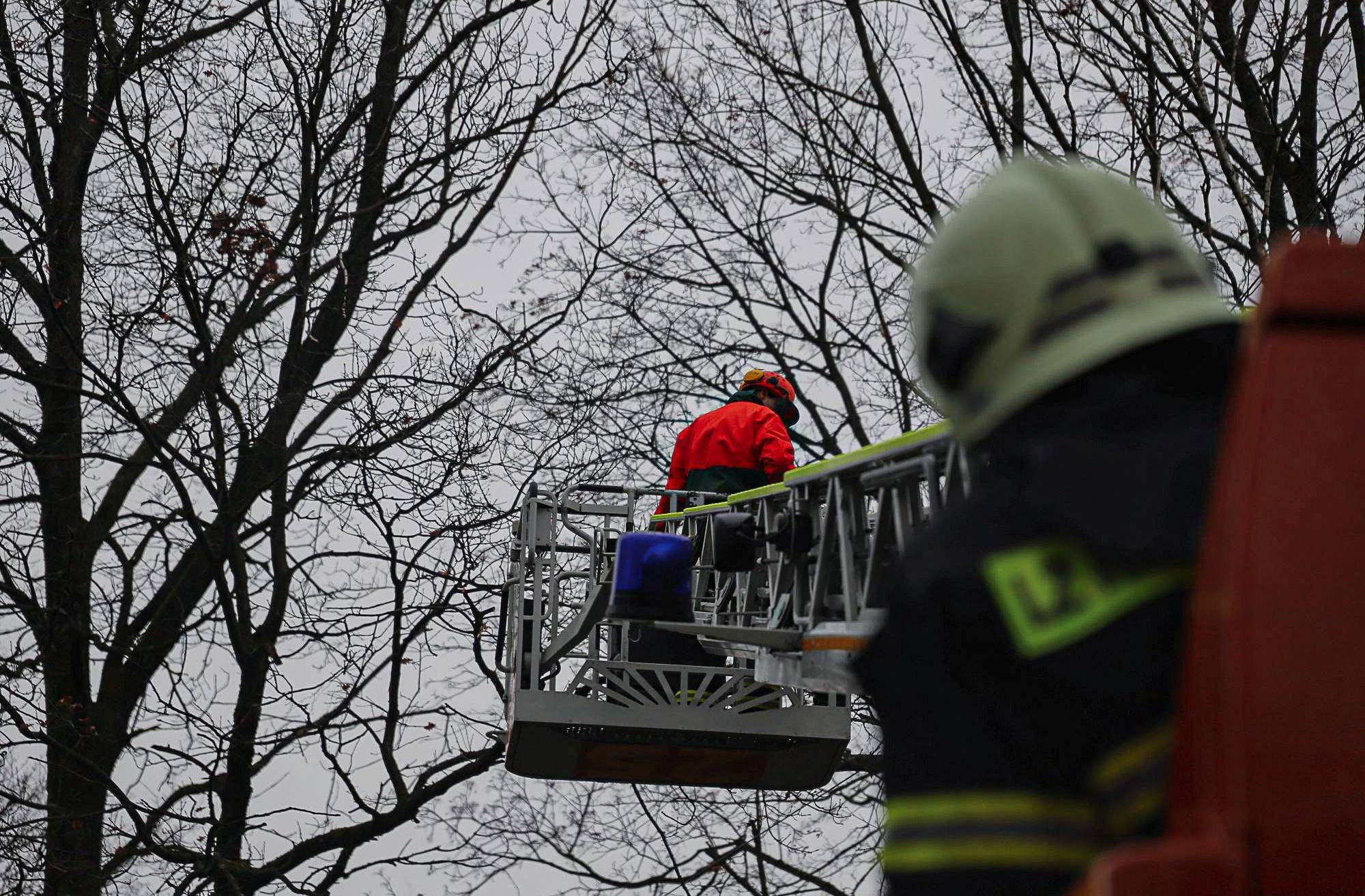 Sturm: Feuerwehr und Ordnungsdienst im Dauereinsatz