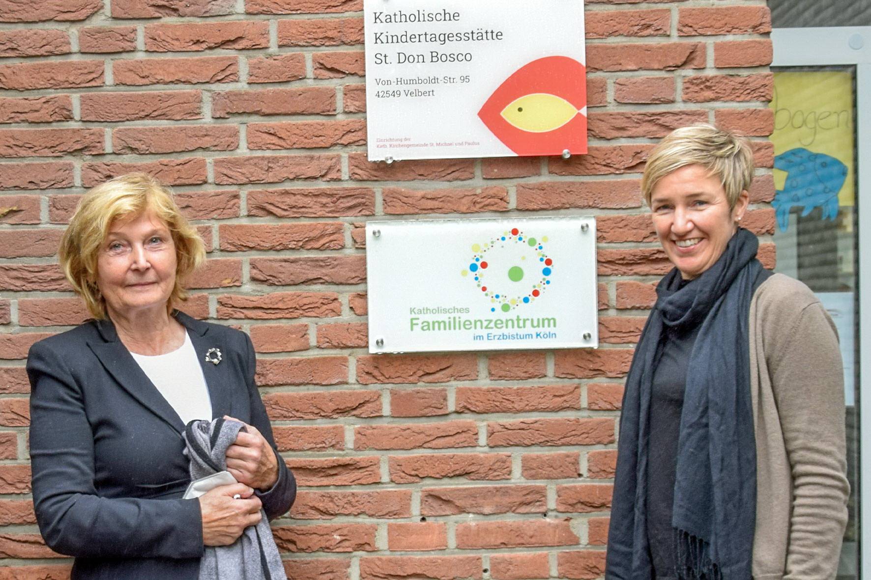  Dr. Hannelore Aretz (1. Vorsitzende des Vereins) und Diplom-Sozialpädagogin Nicole Dissemond freuen sich über die Teilnahme bei „Quadratmeter für Kinderherzen“. 