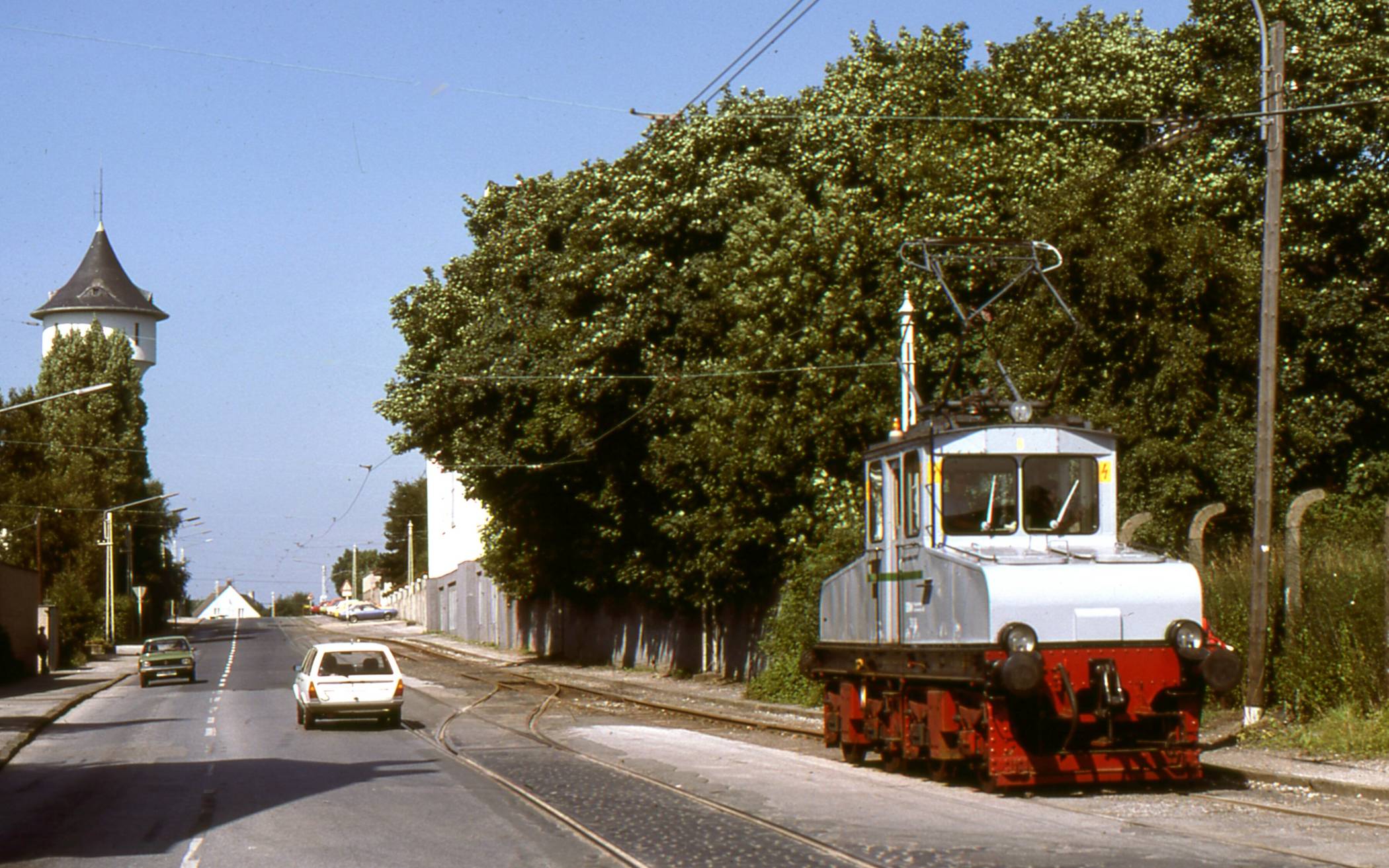  Lok 608 wartet auf Hatzfeld an einem schönen Sommertag im Jahr 1978 auf die Rückfahrt ins Tal. 