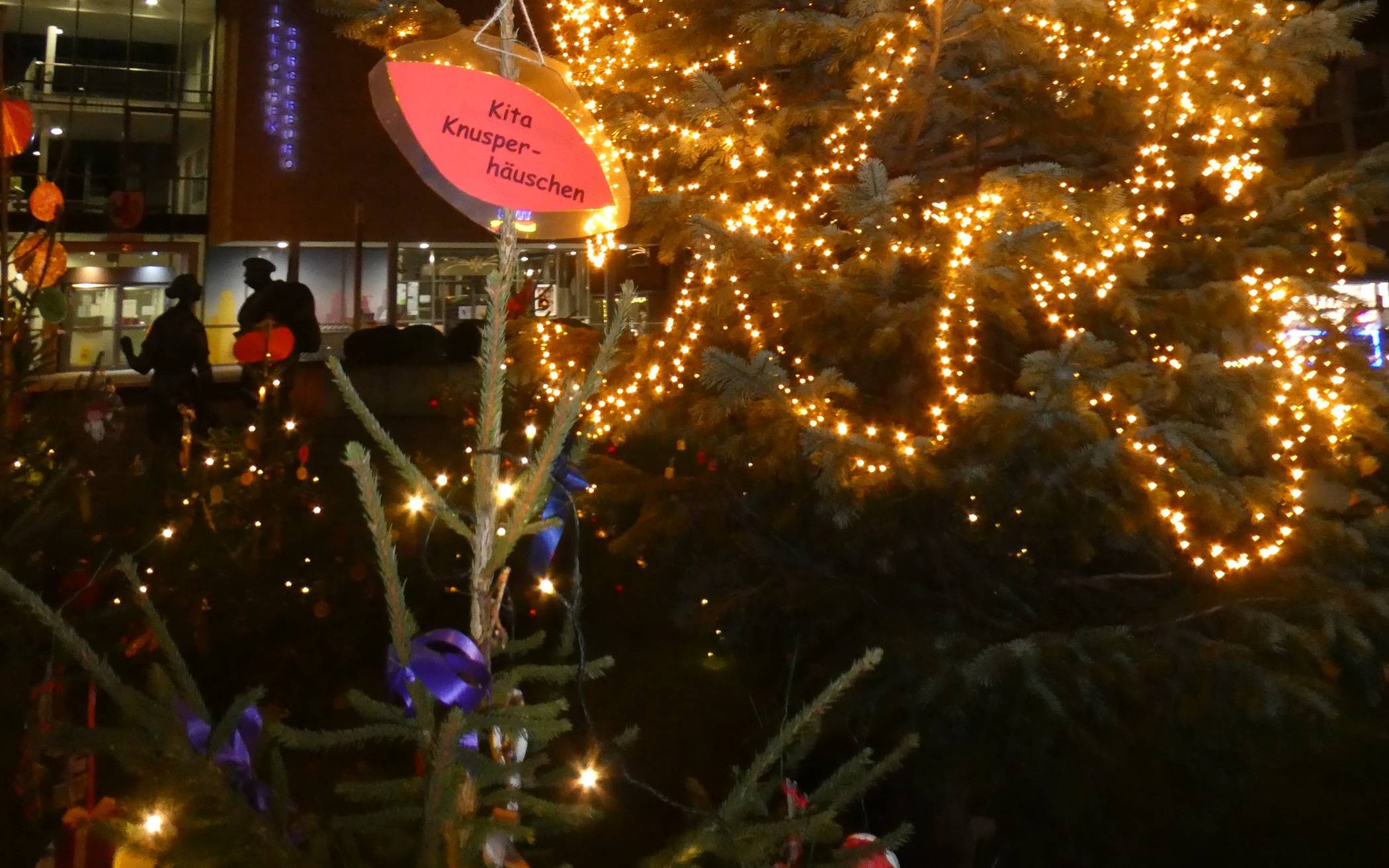 Ein Weihnachtsbaum in der Ronsdorfer Innenstadt.