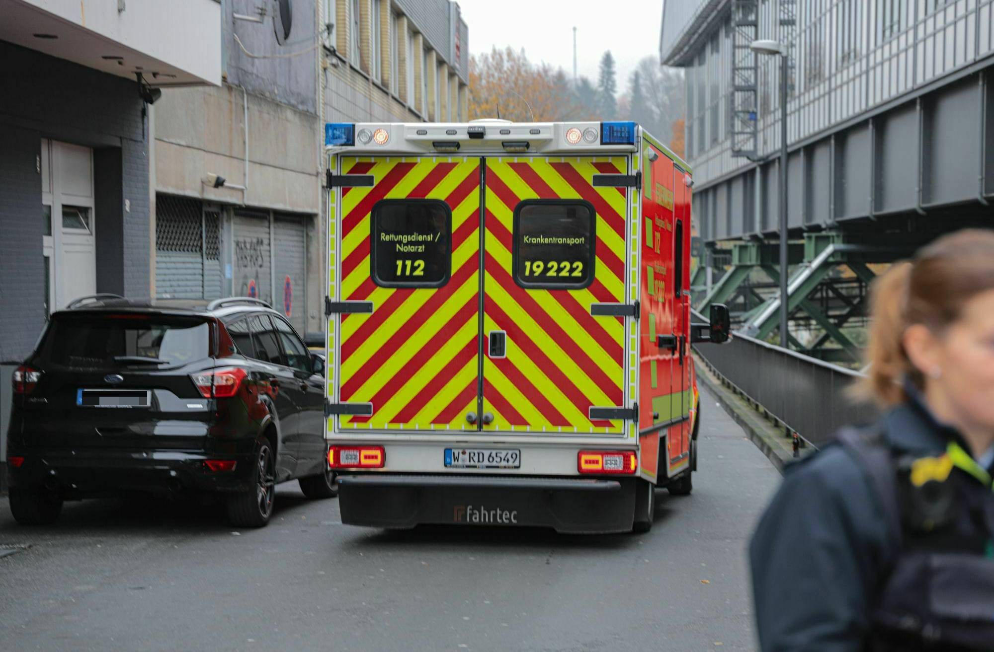 Unfall in Wuppertal: Rettungswagen prallt gegen Bus