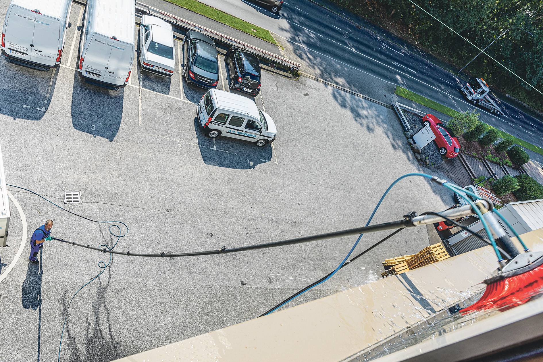  Glas- und Fassadenreinigung ohne Chemie und Hubsteiger in bis zu 18 Metern Höhe: A.H. Winterberg macht das mit dem umweltschonenden „AquaQlean“-System möglich. 