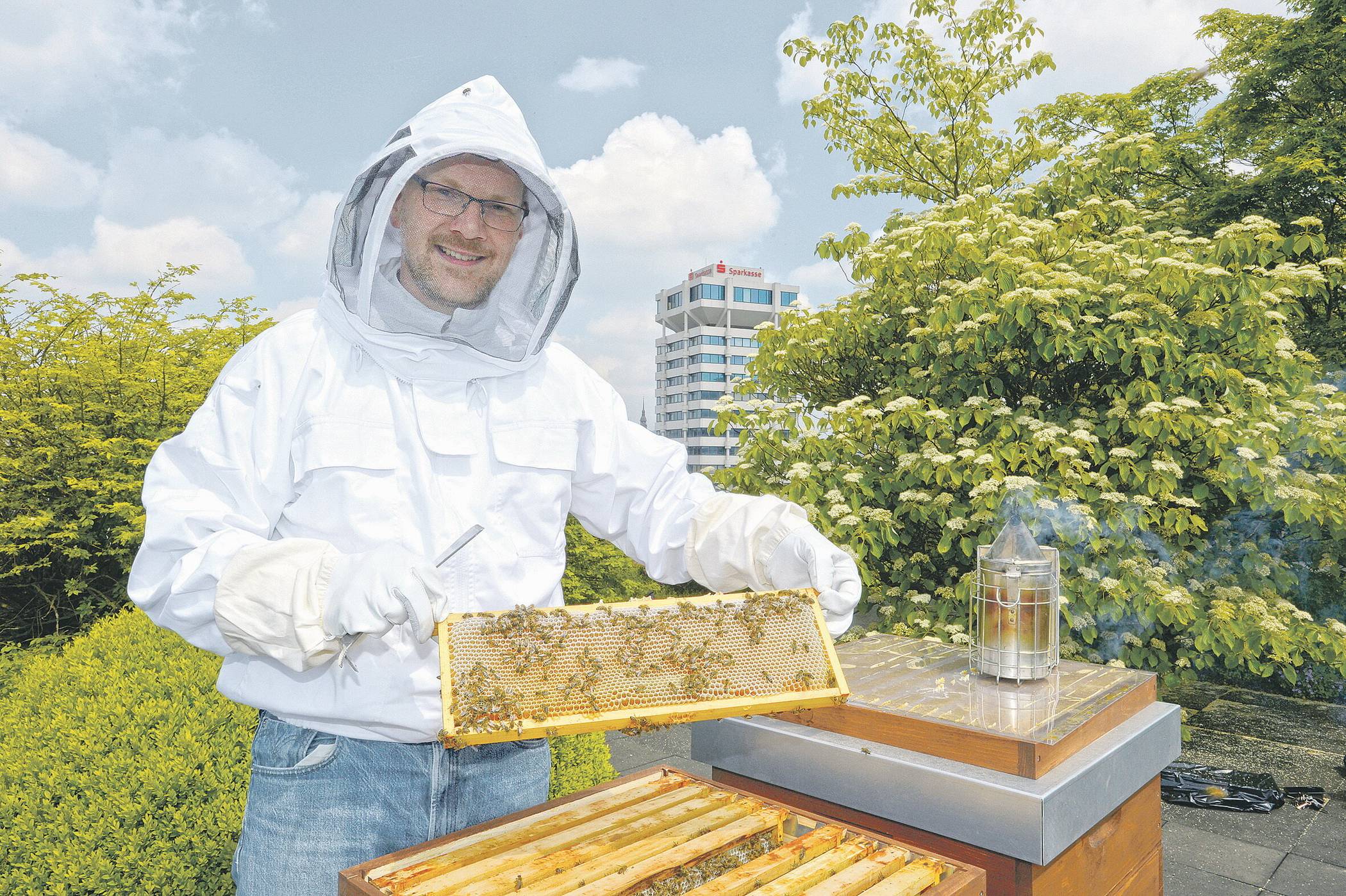  Um dem Bienensterben entgegenzuwirken, hat die Sparkasse Wuppertal auf dem Dach des Neubaus in Elberfeld Bienen angesiedelt. 